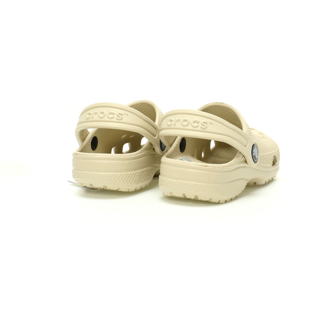 图片[6]-【新品实拍篇童鞋原环保材料,软包无鞋盒!!#全新开发双层超轻95%(注塑)EVA塑料上下层组合模具,5%泡沫塑料发泡缓震物料❗️风靡全球的四季皆宜的鞋!美国休闲鞋履品牌·卡骆驰/Crocs Classic Clog Infant Toddler Sandals 云朵系列沙滩穿搭休闲涉水洞洞鞋凉拖鞋“豆沙黄”206990-5AF 尺码：小童/C8=24-25码 C9=25-26码 C10=27-28码 C11=28-29码 C12=29-30码 C13=30-31码 大童/J1=32-33码 J2=33-34码 J3=34-35码 Crocs（卡骆驰）是全球创新休闲鞋的出色品牌。Crocs秉承其核心的塑模鞋履工艺，推出了适宜四季的丰富的休闲鞋品。 所有Crocs鞋款均采用Crocslite材质制造，这项革命性技术令每一双鞋都具有柔软、舒适Crocs经典白色克骆格鞋款，外观纯白，外型酷似鳄鱼头，鞋面圆头圆脑、布满洞洞，这种经典的休闲鞋也被很多人亲切的称为 “洞洞鞋”。而且鞋子兼具非凉鞋所拥有的防滑耐磨性，鞋底采用耐磨树脂材质，在行走中，不易滑倒，给予双脚最大的缓冲保护。鞋子后跟还有可调节、可翻转的后跟带，放前面变成惬意舒适的凉拖，放后面行走跳跃更加稳固。一鞋两穿，抓地力强，适合多种场合！-选品中心