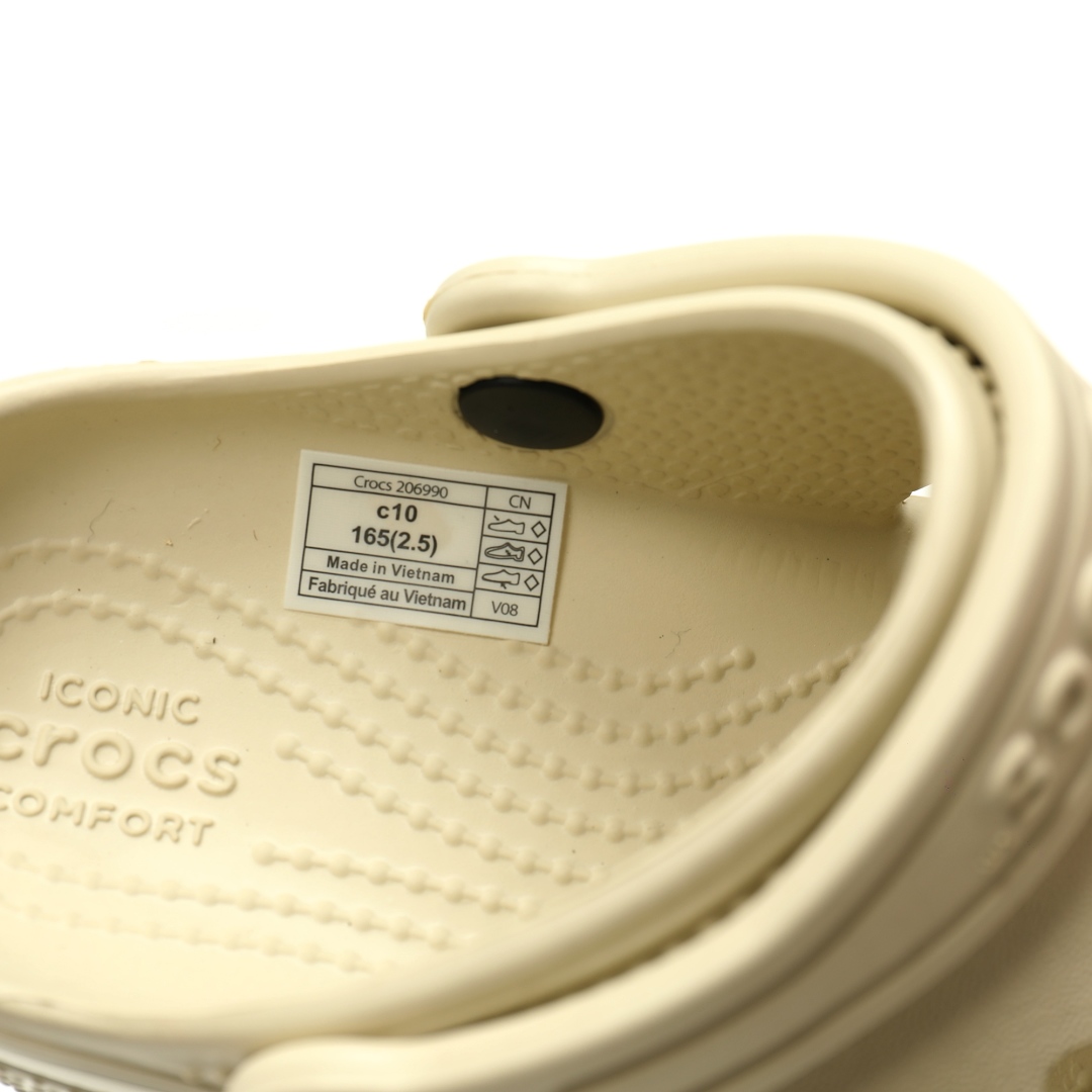 图片[7]-【新品实拍篇童鞋原环保材料,软包无鞋盒!!#全新开发双层超轻95%(注塑)EVA塑料上下层组合模具,5%泡沫塑料发泡缓震物料❗️风靡全球的四季皆宜的鞋!美国休闲鞋履品牌·卡骆驰/Crocs Classic Clog Infant Toddler Sandals 云朵系列沙滩穿搭休闲涉水洞洞鞋凉拖鞋“豆沙黄”206990-5AF 尺码：小童/C8=24-25码 C9=25-26码 C10=27-28码 C11=28-29码 C12=29-30码 C13=30-31码 大童/J1=32-33码 J2=33-34码 J3=34-35码 Crocs（卡骆驰）是全球创新休闲鞋的出色品牌。Crocs秉承其核心的塑模鞋履工艺，推出了适宜四季的丰富的休闲鞋品。 所有Crocs鞋款均采用Crocslite材质制造，这项革命性技术令每一双鞋都具有柔软、舒适Crocs经典白色克骆格鞋款，外观纯白，外型酷似鳄鱼头，鞋面圆头圆脑、布满洞洞，这种经典的休闲鞋也被很多人亲切的称为 “洞洞鞋”。而且鞋子兼具非凉鞋所拥有的防滑耐磨性，鞋底采用耐磨树脂材质，在行走中，不易滑倒，给予双脚最大的缓冲保护。鞋子后跟还有可调节、可翻转的后跟带，放前面变成惬意舒适的凉拖，放后面行走跳跃更加稳固。一鞋两穿，抓地力强，适合多种场合！-选品中心