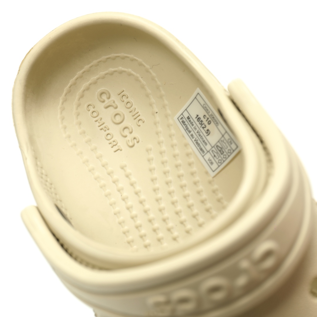 图片[8]-【新品实拍篇童鞋原环保材料,软包无鞋盒!!#全新开发双层超轻95%(注塑)EVA塑料上下层组合模具,5%泡沫塑料发泡缓震物料❗️风靡全球的四季皆宜的鞋!美国休闲鞋履品牌·卡骆驰/Crocs Classic Clog Infant Toddler Sandals 云朵系列沙滩穿搭休闲涉水洞洞鞋凉拖鞋“豆沙黄”206990-5AF 尺码：小童/C8=24-25码 C9=25-26码 C10=27-28码 C11=28-29码 C12=29-30码 C13=30-31码 大童/J1=32-33码 J2=33-34码 J3=34-35码 Crocs（卡骆驰）是全球创新休闲鞋的出色品牌。Crocs秉承其核心的塑模鞋履工艺，推出了适宜四季的丰富的休闲鞋品。 所有Crocs鞋款均采用Crocslite材质制造，这项革命性技术令每一双鞋都具有柔软、舒适Crocs经典白色克骆格鞋款，外观纯白，外型酷似鳄鱼头，鞋面圆头圆脑、布满洞洞，这种经典的休闲鞋也被很多人亲切的称为 “洞洞鞋”。而且鞋子兼具非凉鞋所拥有的防滑耐磨性，鞋底采用耐磨树脂材质，在行走中，不易滑倒，给予双脚最大的缓冲保护。鞋子后跟还有可调节、可翻转的后跟带，放前面变成惬意舒适的凉拖，放后面行走跳跃更加稳固。一鞋两穿，抓地力强，适合多种场合！-选品中心