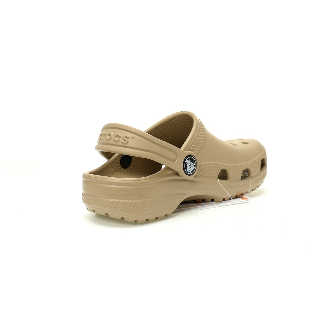 图片[2]-【新品实拍篇童鞋原环保材料,软包无鞋盒!!#全新开发双层超轻95%(注塑)EVA塑料上下层组合模具,5%泡沫塑料发泡缓震物料❗️风靡全球的四季皆宜的鞋!美国休闲鞋履品牌·卡骆驰/Crocs Classic Clog Infant Toddler Sandals 云朵系列沙滩穿搭休闲涉水洞洞鞋凉拖鞋“沙土黄”206990-265 尺码：小童/C8=24-25 C9=25-26码 C10=27-28码 C11=28-29码 C12=29-30码 C13=30-31码 大童/J1=32-33码 J2=33-34码 J3=34-35码 Crocs（卡骆驰）是全球创新休闲鞋的出色品牌。Crocs秉承其核心的塑模鞋履工艺，推出了适宜四季的丰富的休闲鞋品。 所有Crocs鞋款均采用Crocslite材质制造，这项革命性技术令每一双鞋都具有柔软、舒适Crocs经典白色克骆格鞋款，外观纯白，外型酷似鳄鱼头，鞋面圆头圆脑、布满洞洞，这种经典的休闲鞋也被很多人亲切的称为 “洞洞鞋”。而且鞋子兼具非凉鞋所拥有的防滑耐磨性，鞋底采用耐磨树脂材质，在行走中，不易滑倒，给予双脚最大的缓冲保护。鞋子后跟还有可调节、可翻转的后跟带，放前面变成惬意舒适的凉拖，放后面行走跳跃更加稳固。一鞋两穿，抓地力强，适合多种场合！-选品中心