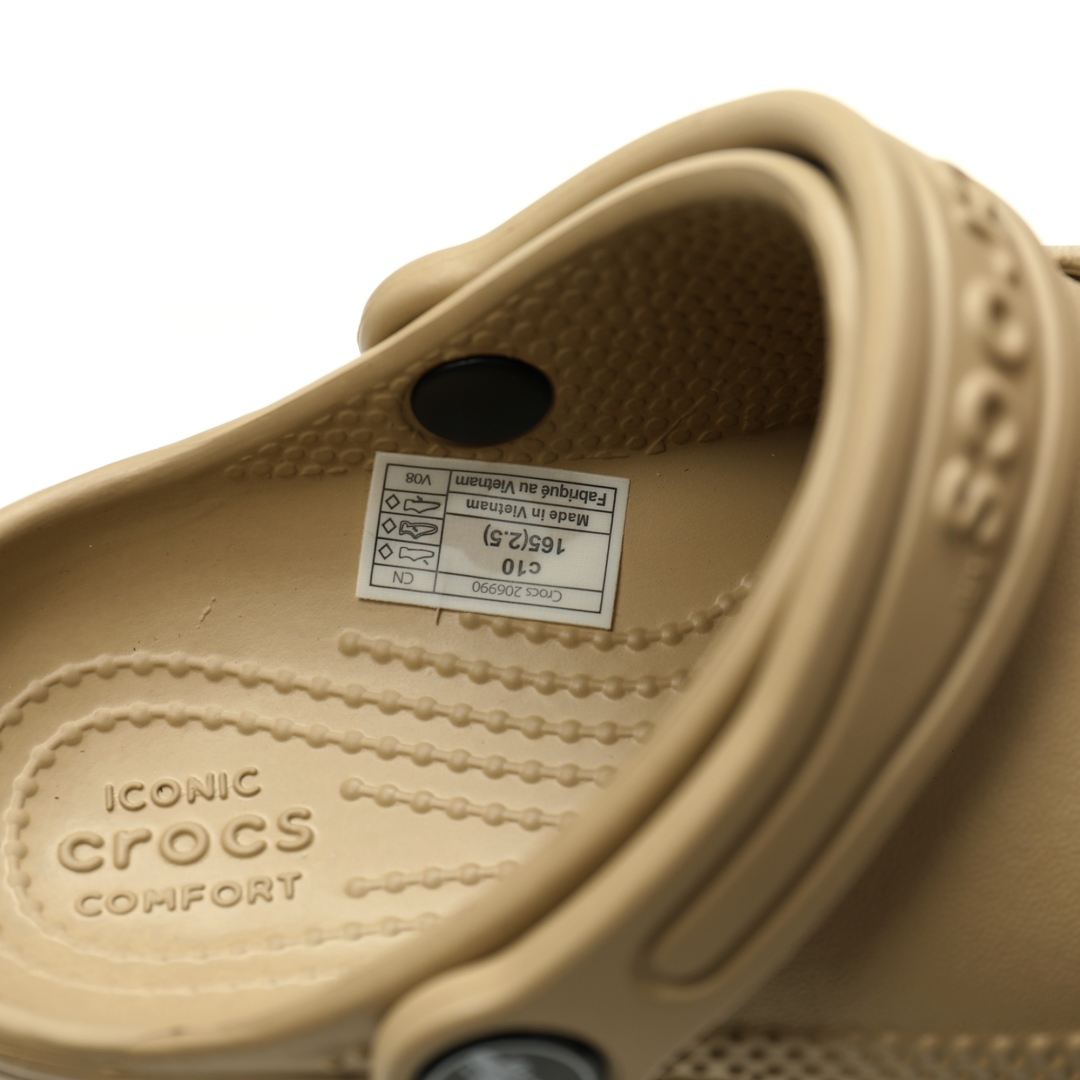 图片[7]-【新品实拍篇童鞋原环保材料,软包无鞋盒!!#全新开发双层超轻95%(注塑)EVA塑料上下层组合模具,5%泡沫塑料发泡缓震物料❗️风靡全球的四季皆宜的鞋!美国休闲鞋履品牌·卡骆驰/Crocs Classic Clog Infant Toddler Sandals 云朵系列沙滩穿搭休闲涉水洞洞鞋凉拖鞋“沙土黄”206990-265 尺码：小童/C8=24-25 C9=25-26码 C10=27-28码 C11=28-29码 C12=29-30码 C13=30-31码 大童/J1=32-33码 J2=33-34码 J3=34-35码 Crocs（卡骆驰）是全球创新休闲鞋的出色品牌。Crocs秉承其核心的塑模鞋履工艺，推出了适宜四季的丰富的休闲鞋品。 所有Crocs鞋款均采用Crocslite材质制造，这项革命性技术令每一双鞋都具有柔软、舒适Crocs经典白色克骆格鞋款，外观纯白，外型酷似鳄鱼头，鞋面圆头圆脑、布满洞洞，这种经典的休闲鞋也被很多人亲切的称为 “洞洞鞋”。而且鞋子兼具非凉鞋所拥有的防滑耐磨性，鞋底采用耐磨树脂材质，在行走中，不易滑倒，给予双脚最大的缓冲保护。鞋子后跟还有可调节、可翻转的后跟带，放前面变成惬意舒适的凉拖，放后面行走跳跃更加稳固。一鞋两穿，抓地力强，适合多种场合！-选品中心
