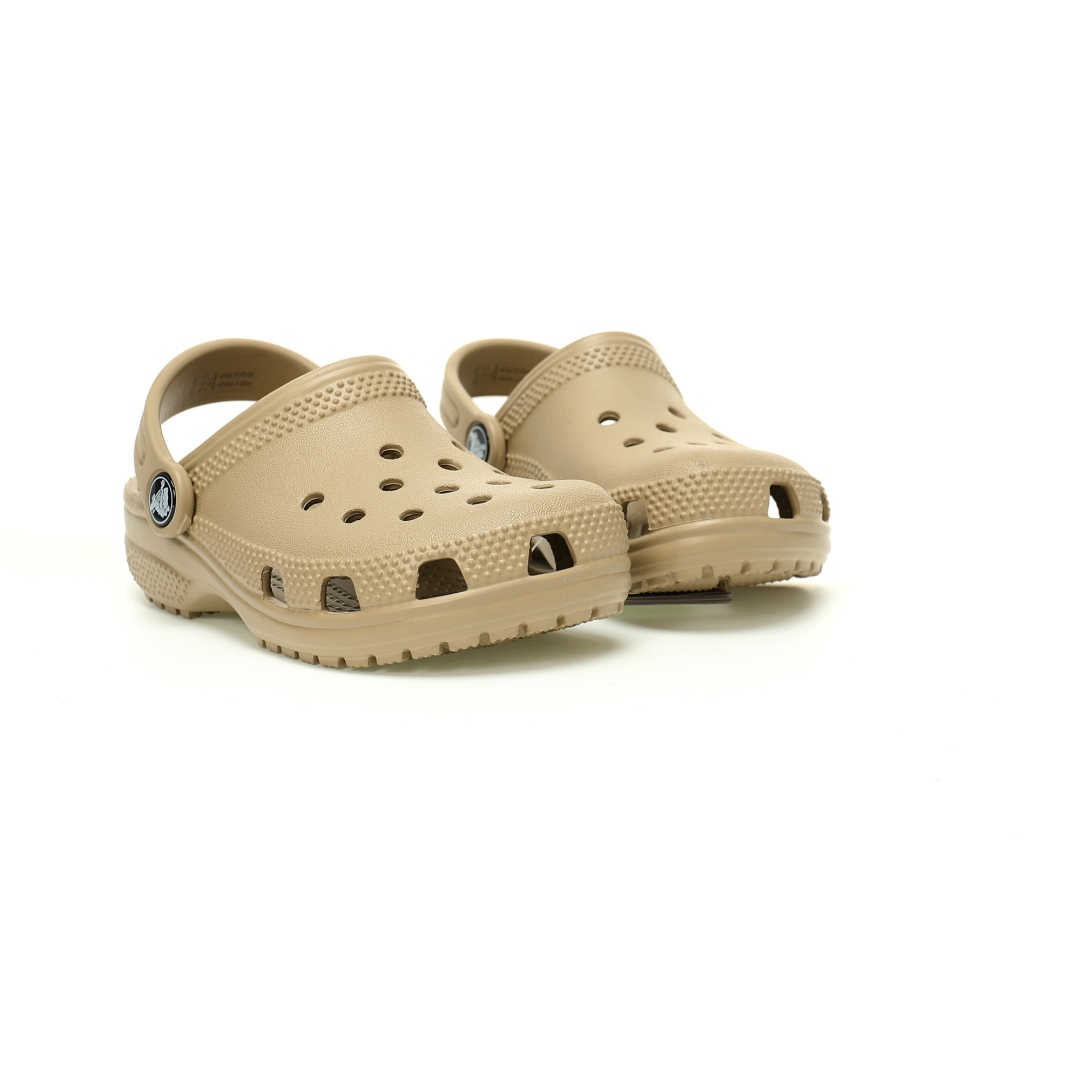 图片[5]-【新品实拍篇童鞋原环保材料,软包无鞋盒!!#全新开发双层超轻95%(注塑)EVA塑料上下层组合模具,5%泡沫塑料发泡缓震物料❗️风靡全球的四季皆宜的鞋!美国休闲鞋履品牌·卡骆驰/Crocs Classic Clog Infant Toddler Sandals 云朵系列沙滩穿搭休闲涉水洞洞鞋凉拖鞋“沙土黄”206990-265 尺码：小童/C8=24-25 C9=25-26码 C10=27-28码 C11=28-29码 C12=29-30码 C13=30-31码 大童/J1=32-33码 J2=33-34码 J3=34-35码 Crocs（卡骆驰）是全球创新休闲鞋的出色品牌。Crocs秉承其核心的塑模鞋履工艺，推出了适宜四季的丰富的休闲鞋品。 所有Crocs鞋款均采用Crocslite材质制造，这项革命性技术令每一双鞋都具有柔软、舒适Crocs经典白色克骆格鞋款，外观纯白，外型酷似鳄鱼头，鞋面圆头圆脑、布满洞洞，这种经典的休闲鞋也被很多人亲切的称为 “洞洞鞋”。而且鞋子兼具非凉鞋所拥有的防滑耐磨性，鞋底采用耐磨树脂材质，在行走中，不易滑倒，给予双脚最大的缓冲保护。鞋子后跟还有可调节、可翻转的后跟带，放前面变成惬意舒适的凉拖，放后面行走跳跃更加稳固。一鞋两穿，抓地力强，适合多种场合！-选品中心
