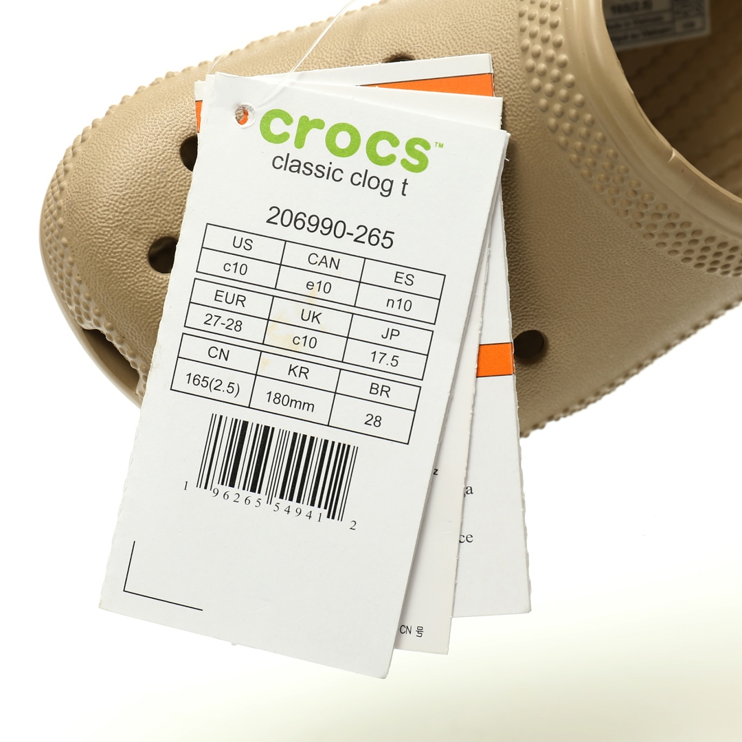 图片[9]-【新品实拍篇童鞋原环保材料,软包无鞋盒!!#全新开发双层超轻95%(注塑)EVA塑料上下层组合模具,5%泡沫塑料发泡缓震物料❗️风靡全球的四季皆宜的鞋!美国休闲鞋履品牌·卡骆驰/Crocs Classic Clog Infant Toddler Sandals 云朵系列沙滩穿搭休闲涉水洞洞鞋凉拖鞋“沙土黄”206990-265 尺码：小童/C8=24-25 C9=25-26码 C10=27-28码 C11=28-29码 C12=29-30码 C13=30-31码 大童/J1=32-33码 J2=33-34码 J3=34-35码 Crocs（卡骆驰）是全球创新休闲鞋的出色品牌。Crocs秉承其核心的塑模鞋履工艺，推出了适宜四季的丰富的休闲鞋品。 所有Crocs鞋款均采用Crocslite材质制造，这项革命性技术令每一双鞋都具有柔软、舒适Crocs经典白色克骆格鞋款，外观纯白，外型酷似鳄鱼头，鞋面圆头圆脑、布满洞洞，这种经典的休闲鞋也被很多人亲切的称为 “洞洞鞋”。而且鞋子兼具非凉鞋所拥有的防滑耐磨性，鞋底采用耐磨树脂材质，在行走中，不易滑倒，给予双脚最大的缓冲保护。鞋子后跟还有可调节、可翻转的后跟带，放前面变成惬意舒适的凉拖，放后面行走跳跃更加稳固。一鞋两穿，抓地力强，适合多种场合！-选品中心