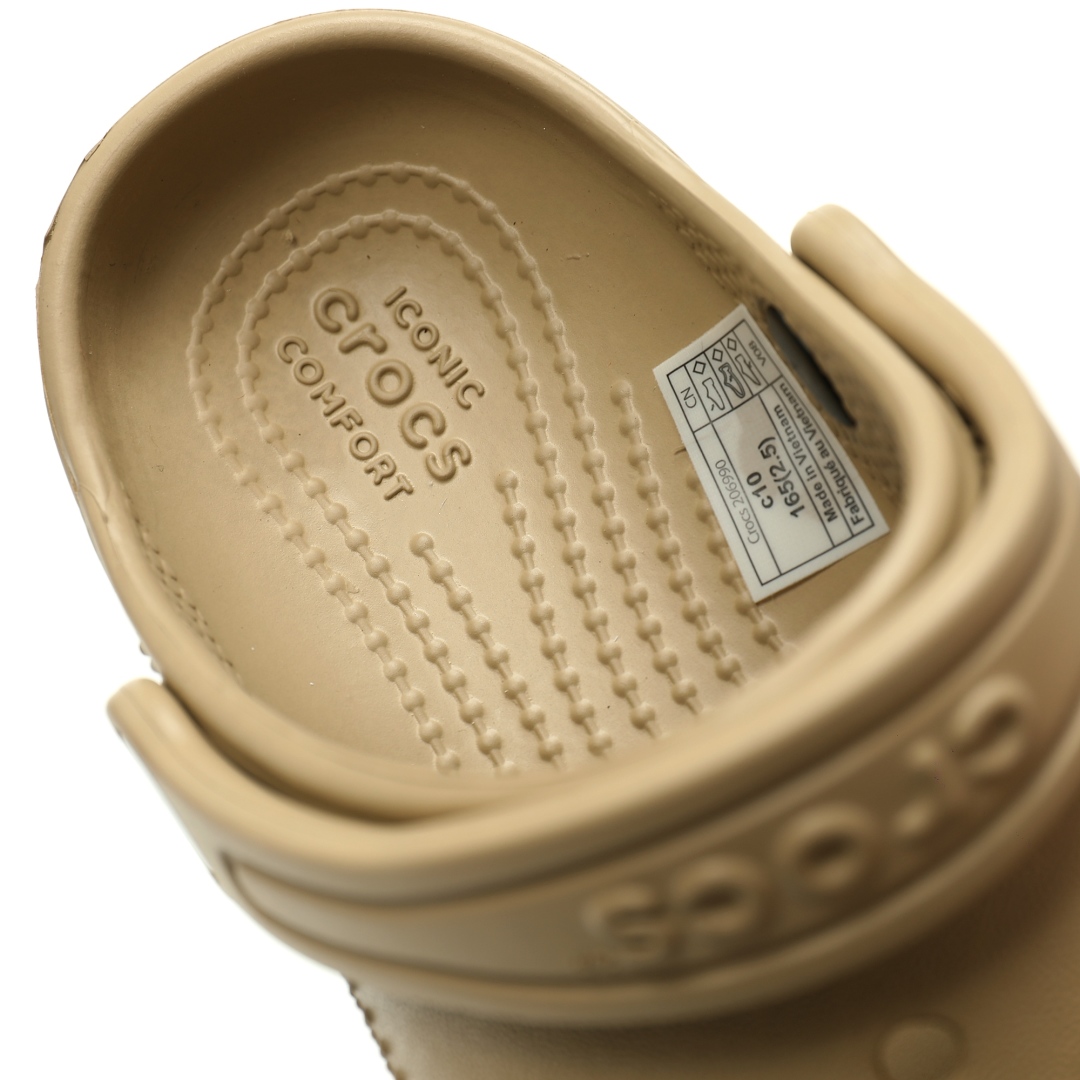 图片[8]-【新品实拍篇童鞋原环保材料,软包无鞋盒!!#全新开发双层超轻95%(注塑)EVA塑料上下层组合模具,5%泡沫塑料发泡缓震物料❗️风靡全球的四季皆宜的鞋!美国休闲鞋履品牌·卡骆驰/Crocs Classic Clog Infant Toddler Sandals 云朵系列沙滩穿搭休闲涉水洞洞鞋凉拖鞋“沙土黄”206990-265 尺码：小童/C8=24-25 C9=25-26码 C10=27-28码 C11=28-29码 C12=29-30码 C13=30-31码 大童/J1=32-33码 J2=33-34码 J3=34-35码 Crocs（卡骆驰）是全球创新休闲鞋的出色品牌。Crocs秉承其核心的塑模鞋履工艺，推出了适宜四季的丰富的休闲鞋品。 所有Crocs鞋款均采用Crocslite材质制造，这项革命性技术令每一双鞋都具有柔软、舒适Crocs经典白色克骆格鞋款，外观纯白，外型酷似鳄鱼头，鞋面圆头圆脑、布满洞洞，这种经典的休闲鞋也被很多人亲切的称为 “洞洞鞋”。而且鞋子兼具非凉鞋所拥有的防滑耐磨性，鞋底采用耐磨树脂材质，在行走中，不易滑倒，给予双脚最大的缓冲保护。鞋子后跟还有可调节、可翻转的后跟带，放前面变成惬意舒适的凉拖，放后面行走跳跃更加稳固。一鞋两穿，抓地力强，适合多种场合！-选品中心