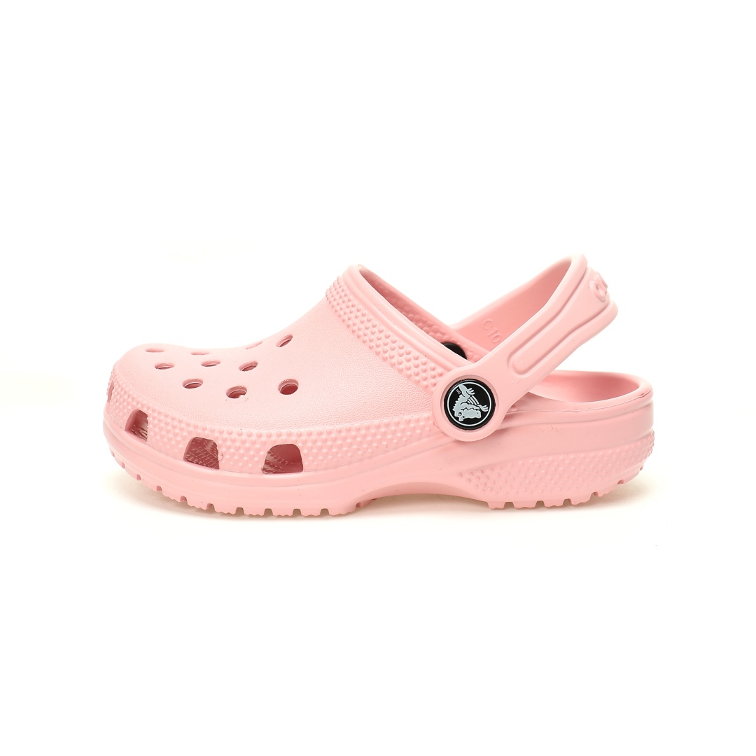 【新品实拍篇童鞋原环保材料,软包无鞋盒!!#全新开发双层超轻95%(注塑)EVA塑料上下层组合模具,5%泡沫塑料发泡缓震物料❗️风靡全球的四季皆宜的鞋!美国休闲鞋履品牌·卡骆驰/Crocs Classic Clog Infant Toddler Sandals 云朵系列沙滩穿搭休闲涉水洞洞鞋凉拖鞋“浅粉”206990-5AF 尺码：小童/C8=24-25码 C9=25-26码 C10=27-28码 C11=28-29码 C12=29-30码 C13=30-31码 大童/J1=32-33码 J2=33-34码 J3=34-35码 Crocs（卡骆驰）是全球创新休闲鞋的出色品牌。Crocs秉承其核心的塑模鞋履工艺，推出了适宜四季的丰富的休闲鞋品。 所有Crocs鞋款均采用Crocslite材质制造，这项革命性技术令每一双鞋都具有柔软、舒适Crocs经典白色克骆格鞋款，外观纯白，外型酷似鳄鱼头，鞋面圆头圆脑、布满洞洞，这种经典的休闲鞋也被很多人亲切的称为 “洞洞鞋”。而且鞋子兼具非凉鞋所拥有的防滑耐磨性，鞋底采用耐磨树脂材质，在行走中，不易滑倒，给予双脚最大的缓冲保护。鞋子后跟还有可调节、可翻转的后跟带，放前面变成惬意舒适的凉拖，放后面行走跳跃更加稳固。一鞋两穿，抓地力强，适合多种场合！-选品中心