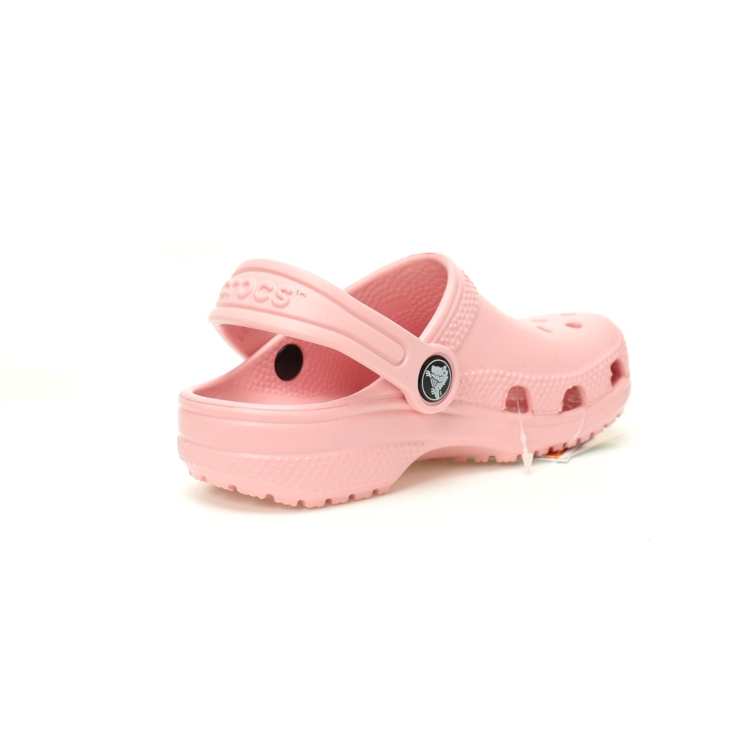图片[2]-【新品实拍篇童鞋原环保材料,软包无鞋盒!!#全新开发双层超轻95%(注塑)EVA塑料上下层组合模具,5%泡沫塑料发泡缓震物料❗️风靡全球的四季皆宜的鞋!美国休闲鞋履品牌·卡骆驰/Crocs Classic Clog Infant Toddler Sandals 云朵系列沙滩穿搭休闲涉水洞洞鞋凉拖鞋“浅粉”206990-5AF 尺码：小童/C8=24-25码 C9=25-26码 C10=27-28码 C11=28-29码 C12=29-30码 C13=30-31码 大童/J1=32-33码 J2=33-34码 J3=34-35码 Crocs（卡骆驰）是全球创新休闲鞋的出色品牌。Crocs秉承其核心的塑模鞋履工艺，推出了适宜四季的丰富的休闲鞋品。 所有Crocs鞋款均采用Crocslite材质制造，这项革命性技术令每一双鞋都具有柔软、舒适Crocs经典白色克骆格鞋款，外观纯白，外型酷似鳄鱼头，鞋面圆头圆脑、布满洞洞，这种经典的休闲鞋也被很多人亲切的称为 “洞洞鞋”。而且鞋子兼具非凉鞋所拥有的防滑耐磨性，鞋底采用耐磨树脂材质，在行走中，不易滑倒，给予双脚最大的缓冲保护。鞋子后跟还有可调节、可翻转的后跟带，放前面变成惬意舒适的凉拖，放后面行走跳跃更加稳固。一鞋两穿，抓地力强，适合多种场合！-选品中心
