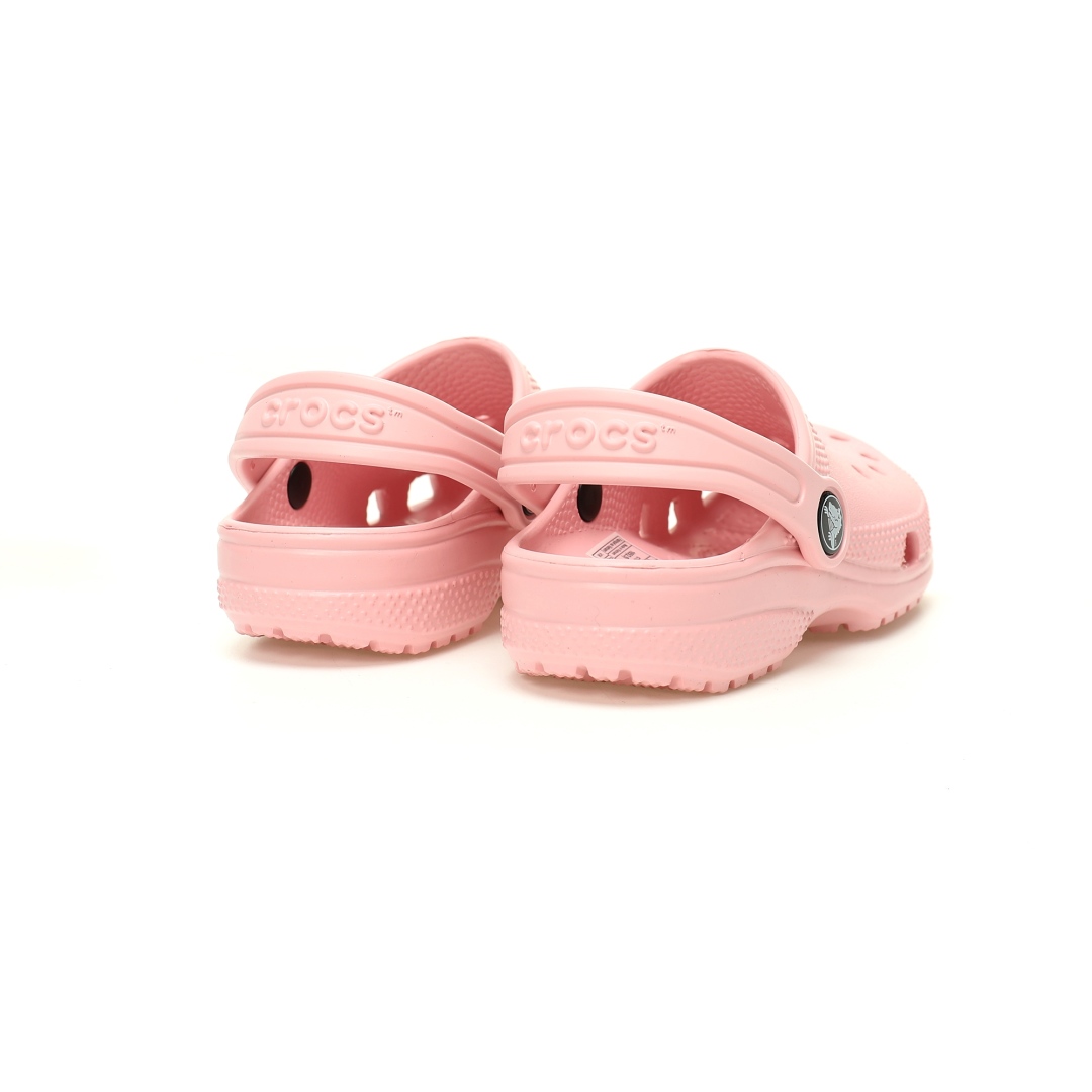 图片[6]-【新品实拍篇童鞋原环保材料,软包无鞋盒!!#全新开发双层超轻95%(注塑)EVA塑料上下层组合模具,5%泡沫塑料发泡缓震物料❗️风靡全球的四季皆宜的鞋!美国休闲鞋履品牌·卡骆驰/Crocs Classic Clog Infant Toddler Sandals 云朵系列沙滩穿搭休闲涉水洞洞鞋凉拖鞋“浅粉”206990-5AF 尺码：小童/C8=24-25码 C9=25-26码 C10=27-28码 C11=28-29码 C12=29-30码 C13=30-31码 大童/J1=32-33码 J2=33-34码 J3=34-35码 Crocs（卡骆驰）是全球创新休闲鞋的出色品牌。Crocs秉承其核心的塑模鞋履工艺，推出了适宜四季的丰富的休闲鞋品。 所有Crocs鞋款均采用Crocslite材质制造，这项革命性技术令每一双鞋都具有柔软、舒适Crocs经典白色克骆格鞋款，外观纯白，外型酷似鳄鱼头，鞋面圆头圆脑、布满洞洞，这种经典的休闲鞋也被很多人亲切的称为 “洞洞鞋”。而且鞋子兼具非凉鞋所拥有的防滑耐磨性，鞋底采用耐磨树脂材质，在行走中，不易滑倒，给予双脚最大的缓冲保护。鞋子后跟还有可调节、可翻转的后跟带，放前面变成惬意舒适的凉拖，放后面行走跳跃更加稳固。一鞋两穿，抓地力强，适合多种场合！-选品中心