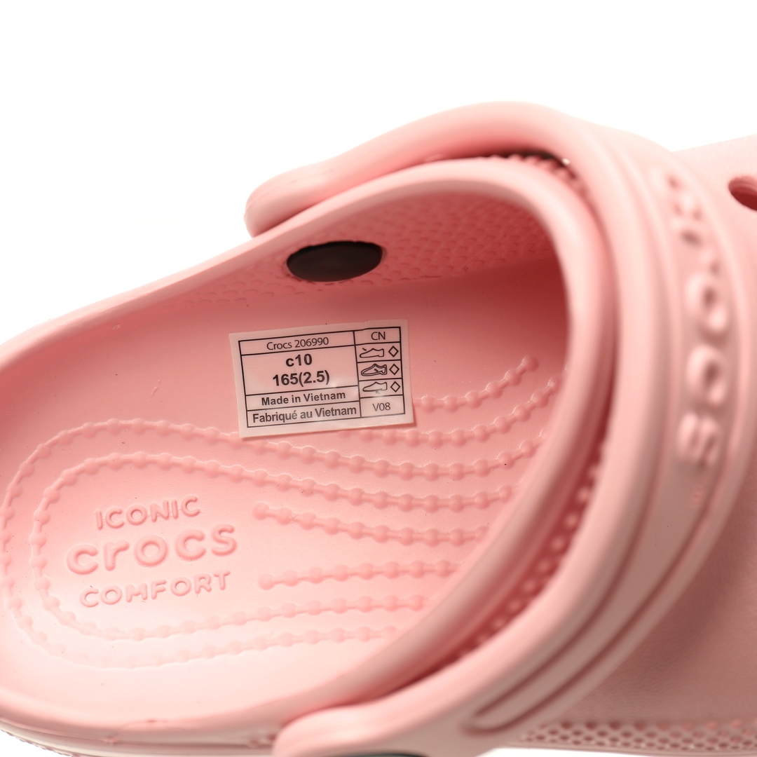 图片[7]-【新品实拍篇童鞋原环保材料,软包无鞋盒!!#全新开发双层超轻95%(注塑)EVA塑料上下层组合模具,5%泡沫塑料发泡缓震物料❗️风靡全球的四季皆宜的鞋!美国休闲鞋履品牌·卡骆驰/Crocs Classic Clog Infant Toddler Sandals 云朵系列沙滩穿搭休闲涉水洞洞鞋凉拖鞋“浅粉”206990-5AF 尺码：小童/C8=24-25码 C9=25-26码 C10=27-28码 C11=28-29码 C12=29-30码 C13=30-31码 大童/J1=32-33码 J2=33-34码 J3=34-35码 Crocs（卡骆驰）是全球创新休闲鞋的出色品牌。Crocs秉承其核心的塑模鞋履工艺，推出了适宜四季的丰富的休闲鞋品。 所有Crocs鞋款均采用Crocslite材质制造，这项革命性技术令每一双鞋都具有柔软、舒适Crocs经典白色克骆格鞋款，外观纯白，外型酷似鳄鱼头，鞋面圆头圆脑、布满洞洞，这种经典的休闲鞋也被很多人亲切的称为 “洞洞鞋”。而且鞋子兼具非凉鞋所拥有的防滑耐磨性，鞋底采用耐磨树脂材质，在行走中，不易滑倒，给予双脚最大的缓冲保护。鞋子后跟还有可调节、可翻转的后跟带，放前面变成惬意舒适的凉拖，放后面行走跳跃更加稳固。一鞋两穿，抓地力强，适合多种场合！-选品中心