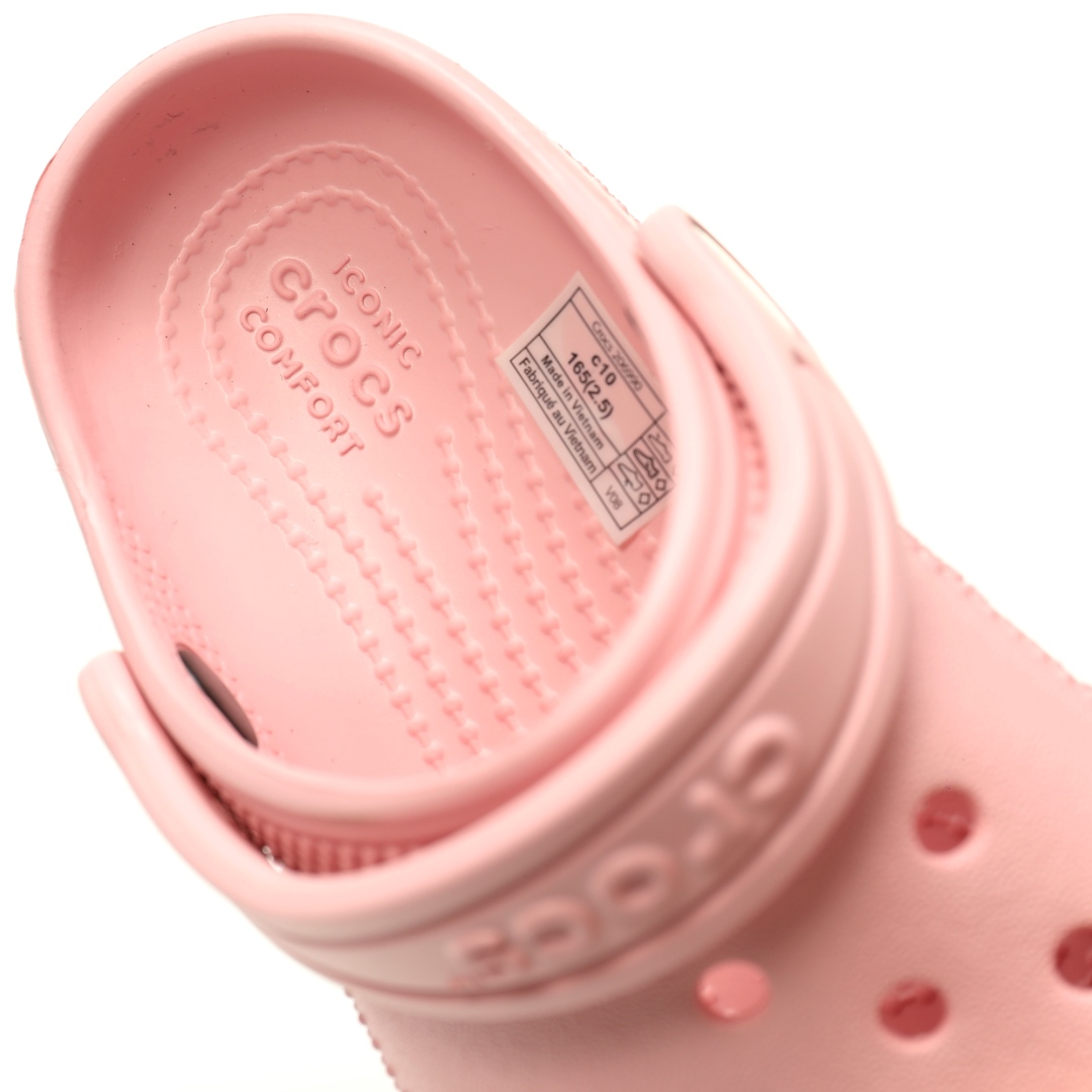 图片[8]-【新品实拍篇童鞋原环保材料,软包无鞋盒!!#全新开发双层超轻95%(注塑)EVA塑料上下层组合模具,5%泡沫塑料发泡缓震物料❗️风靡全球的四季皆宜的鞋!美国休闲鞋履品牌·卡骆驰/Crocs Classic Clog Infant Toddler Sandals 云朵系列沙滩穿搭休闲涉水洞洞鞋凉拖鞋“浅粉”206990-5AF 尺码：小童/C8=24-25码 C9=25-26码 C10=27-28码 C11=28-29码 C12=29-30码 C13=30-31码 大童/J1=32-33码 J2=33-34码 J3=34-35码 Crocs（卡骆驰）是全球创新休闲鞋的出色品牌。Crocs秉承其核心的塑模鞋履工艺，推出了适宜四季的丰富的休闲鞋品。 所有Crocs鞋款均采用Crocslite材质制造，这项革命性技术令每一双鞋都具有柔软、舒适Crocs经典白色克骆格鞋款，外观纯白，外型酷似鳄鱼头，鞋面圆头圆脑、布满洞洞，这种经典的休闲鞋也被很多人亲切的称为 “洞洞鞋”。而且鞋子兼具非凉鞋所拥有的防滑耐磨性，鞋底采用耐磨树脂材质，在行走中，不易滑倒，给予双脚最大的缓冲保护。鞋子后跟还有可调节、可翻转的后跟带，放前面变成惬意舒适的凉拖，放后面行走跳跃更加稳固。一鞋两穿，抓地力强，适合多种场合！-选品中心