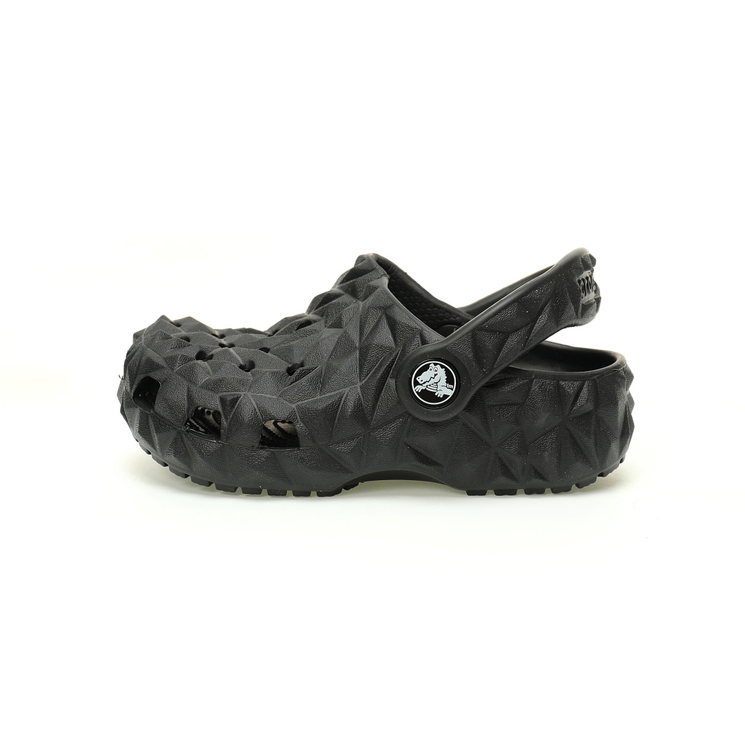 【新品实拍篇童鞋原环保材料,软包无鞋盒!!#全新开发双层超轻95%(注塑)EVA塑料上下层组合模具,5%泡沫塑料发泡缓震物料❗️风靡全球的四季皆宜的鞋!美国休闲鞋履品牌·卡骆驰/Crocs Classic Geometric Sandals 几何系列榴莲沙滩穿搭休闲涉水榴莲洞洞鞋凉拖鞋“几何全黑”209563-001 尺码：小童/C8=24-25码 C9=25-26码 C10=27-28码 C11=28-29码 C12=29-30码 C13=30-31码 大童/J1=32-33码 J2=33-34码 J3=34-35码 Crocs（卡骆驰）是全球创新休闲鞋的出色品牌。Crocs秉承其核心的塑模鞋履工艺，推出了适宜四季的丰富的休闲鞋品。 所有Crocs鞋款均采用Crocslite材质制造，这项革命性技术令每一双鞋都具有柔软、舒适Crocs经典白色克骆格鞋款，外观纯白，外型酷似鳄鱼头，鞋面圆头圆脑、布满洞洞，这种经典的休闲鞋也被很多人亲切的称为 “洞洞鞋”。而且鞋子兼具非凉鞋所拥有的防滑耐磨性，鞋底采用耐磨树脂材质，在行走中，不易滑倒，给予双脚最大的缓冲保护。鞋子后跟还有可调节、可翻转的后跟带，放前面变成惬意舒适的凉拖，放后面行走跳跃更加稳固。一鞋两穿，抓地力强，适合多种场合！-选品中心