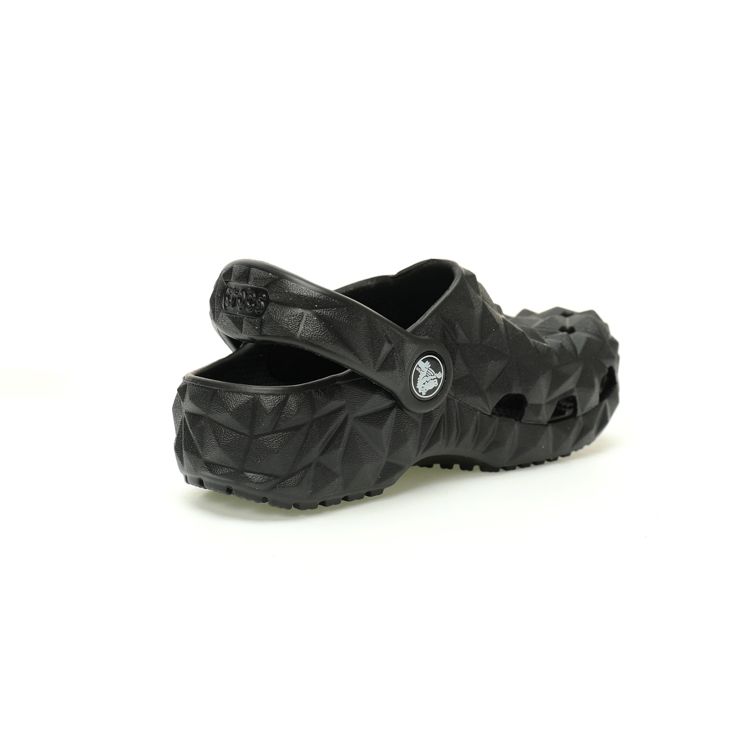 图片[2]-【新品实拍篇童鞋原环保材料,软包无鞋盒!!#全新开发双层超轻95%(注塑)EVA塑料上下层组合模具,5%泡沫塑料发泡缓震物料❗️风靡全球的四季皆宜的鞋!美国休闲鞋履品牌·卡骆驰/Crocs Classic Geometric Sandals 几何系列榴莲沙滩穿搭休闲涉水榴莲洞洞鞋凉拖鞋“几何全黑”209563-001 尺码：小童/C8=24-25码 C9=25-26码 C10=27-28码 C11=28-29码 C12=29-30码 C13=30-31码 大童/J1=32-33码 J2=33-34码 J3=34-35码 Crocs（卡骆驰）是全球创新休闲鞋的出色品牌。Crocs秉承其核心的塑模鞋履工艺，推出了适宜四季的丰富的休闲鞋品。 所有Crocs鞋款均采用Crocslite材质制造，这项革命性技术令每一双鞋都具有柔软、舒适Crocs经典白色克骆格鞋款，外观纯白，外型酷似鳄鱼头，鞋面圆头圆脑、布满洞洞，这种经典的休闲鞋也被很多人亲切的称为 “洞洞鞋”。而且鞋子兼具非凉鞋所拥有的防滑耐磨性，鞋底采用耐磨树脂材质，在行走中，不易滑倒，给予双脚最大的缓冲保护。鞋子后跟还有可调节、可翻转的后跟带，放前面变成惬意舒适的凉拖，放后面行走跳跃更加稳固。一鞋两穿，抓地力强，适合多种场合！-选品中心