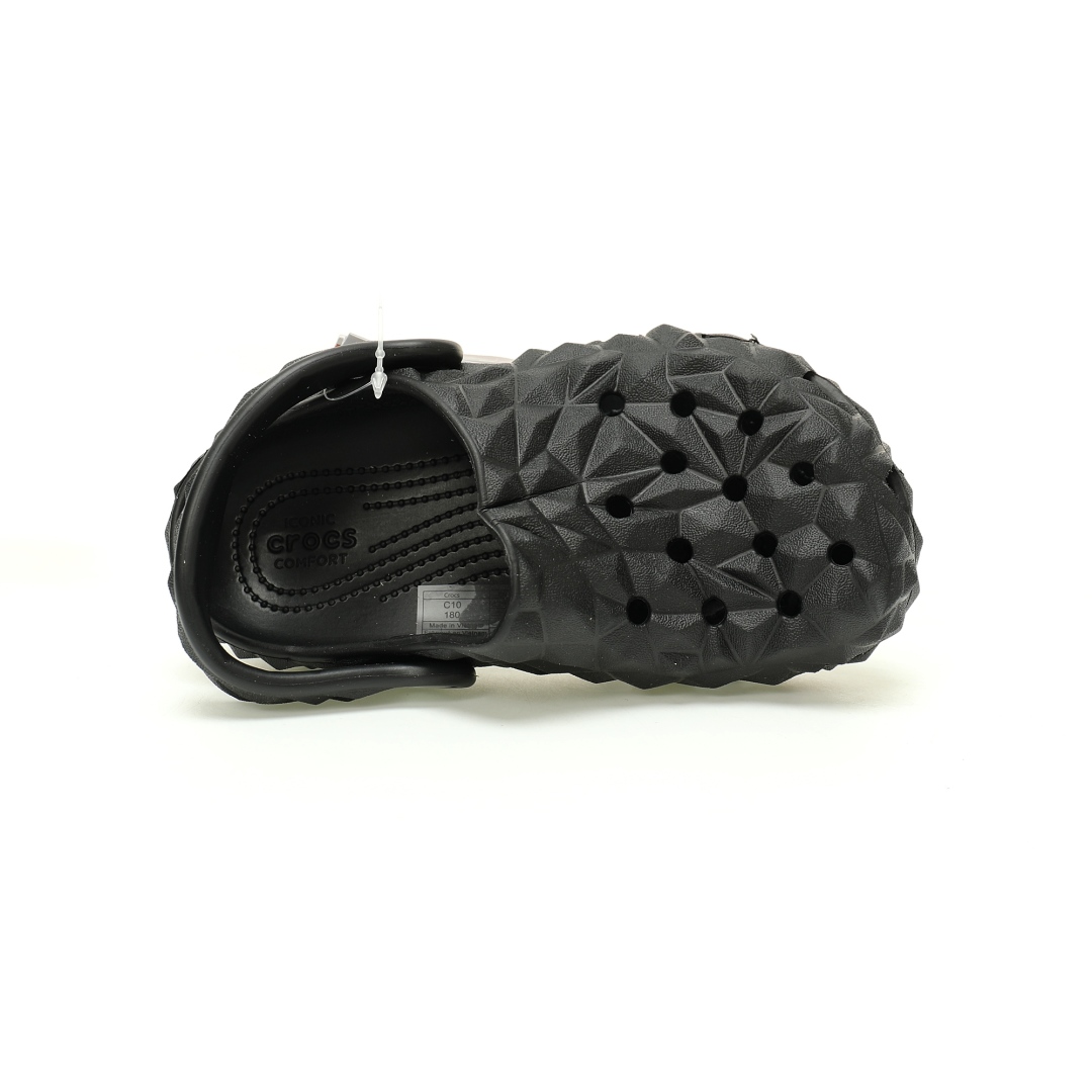 图片[3]-【新品实拍篇童鞋原环保材料,软包无鞋盒!!#全新开发双层超轻95%(注塑)EVA塑料上下层组合模具,5%泡沫塑料发泡缓震物料❗️风靡全球的四季皆宜的鞋!美国休闲鞋履品牌·卡骆驰/Crocs Classic Geometric Sandals 几何系列榴莲沙滩穿搭休闲涉水榴莲洞洞鞋凉拖鞋“几何全黑”209563-001 尺码：小童/C8=24-25码 C9=25-26码 C10=27-28码 C11=28-29码 C12=29-30码 C13=30-31码 大童/J1=32-33码 J2=33-34码 J3=34-35码 Crocs（卡骆驰）是全球创新休闲鞋的出色品牌。Crocs秉承其核心的塑模鞋履工艺，推出了适宜四季的丰富的休闲鞋品。 所有Crocs鞋款均采用Crocslite材质制造，这项革命性技术令每一双鞋都具有柔软、舒适Crocs经典白色克骆格鞋款，外观纯白，外型酷似鳄鱼头，鞋面圆头圆脑、布满洞洞，这种经典的休闲鞋也被很多人亲切的称为 “洞洞鞋”。而且鞋子兼具非凉鞋所拥有的防滑耐磨性，鞋底采用耐磨树脂材质，在行走中，不易滑倒，给予双脚最大的缓冲保护。鞋子后跟还有可调节、可翻转的后跟带，放前面变成惬意舒适的凉拖，放后面行走跳跃更加稳固。一鞋两穿，抓地力强，适合多种场合！-选品中心