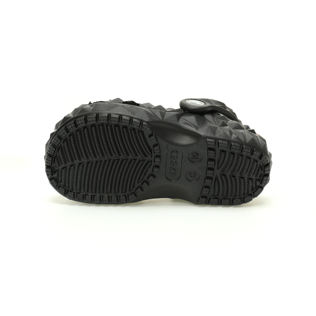 图片[4]-【新品实拍篇童鞋原环保材料,软包无鞋盒!!#全新开发双层超轻95%(注塑)EVA塑料上下层组合模具,5%泡沫塑料发泡缓震物料❗️风靡全球的四季皆宜的鞋!美国休闲鞋履品牌·卡骆驰/Crocs Classic Geometric Sandals 几何系列榴莲沙滩穿搭休闲涉水榴莲洞洞鞋凉拖鞋“几何全黑”209563-001 尺码：小童/C8=24-25码 C9=25-26码 C10=27-28码 C11=28-29码 C12=29-30码 C13=30-31码 大童/J1=32-33码 J2=33-34码 J3=34-35码 Crocs（卡骆驰）是全球创新休闲鞋的出色品牌。Crocs秉承其核心的塑模鞋履工艺，推出了适宜四季的丰富的休闲鞋品。 所有Crocs鞋款均采用Crocslite材质制造，这项革命性技术令每一双鞋都具有柔软、舒适Crocs经典白色克骆格鞋款，外观纯白，外型酷似鳄鱼头，鞋面圆头圆脑、布满洞洞，这种经典的休闲鞋也被很多人亲切的称为 “洞洞鞋”。而且鞋子兼具非凉鞋所拥有的防滑耐磨性，鞋底采用耐磨树脂材质，在行走中，不易滑倒，给予双脚最大的缓冲保护。鞋子后跟还有可调节、可翻转的后跟带，放前面变成惬意舒适的凉拖，放后面行走跳跃更加稳固。一鞋两穿，抓地力强，适合多种场合！-选品中心