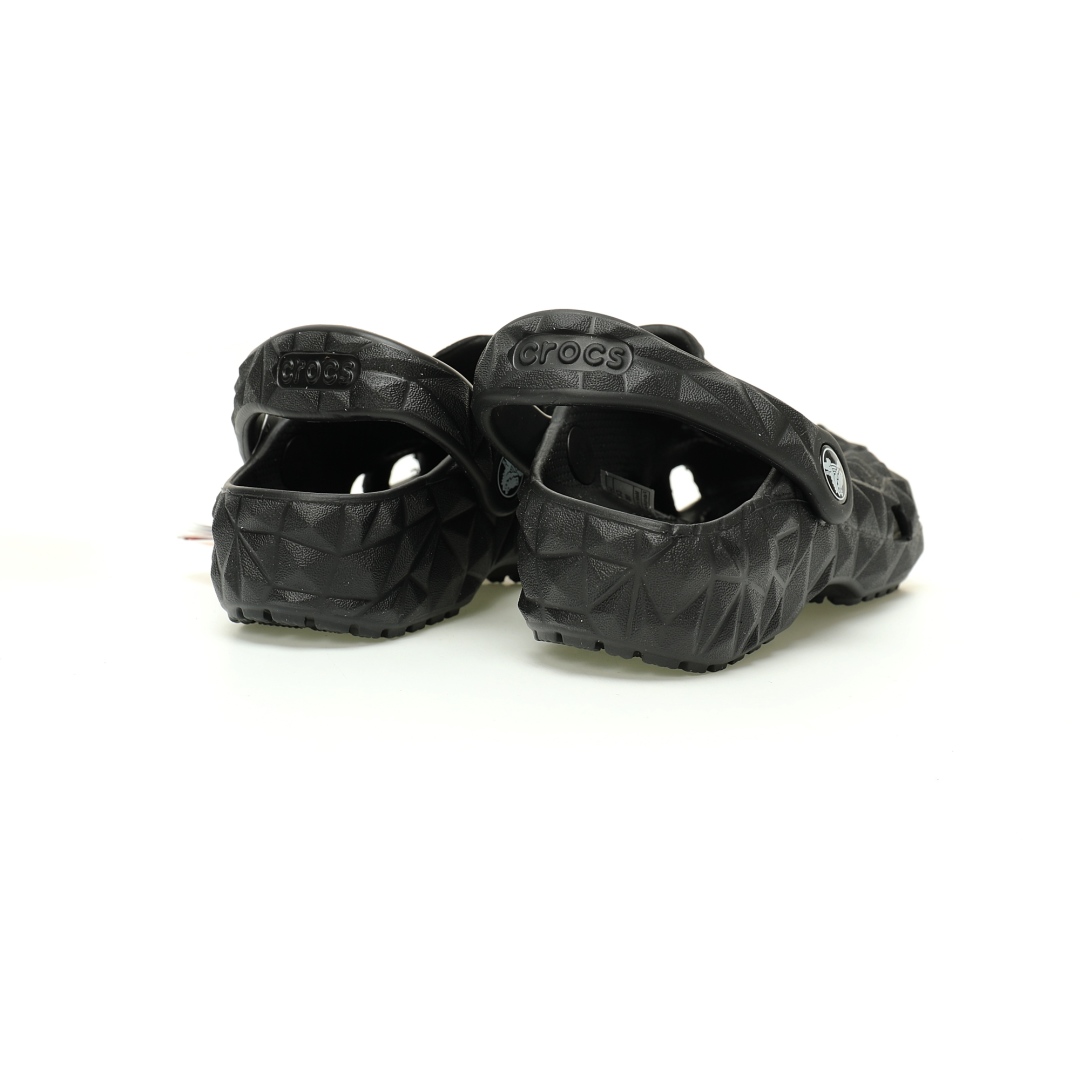 图片[6]-【新品实拍篇童鞋原环保材料,软包无鞋盒!!#全新开发双层超轻95%(注塑)EVA塑料上下层组合模具,5%泡沫塑料发泡缓震物料❗️风靡全球的四季皆宜的鞋!美国休闲鞋履品牌·卡骆驰/Crocs Classic Geometric Sandals 几何系列榴莲沙滩穿搭休闲涉水榴莲洞洞鞋凉拖鞋“几何全黑”209563-001 尺码：小童/C8=24-25码 C9=25-26码 C10=27-28码 C11=28-29码 C12=29-30码 C13=30-31码 大童/J1=32-33码 J2=33-34码 J3=34-35码 Crocs（卡骆驰）是全球创新休闲鞋的出色品牌。Crocs秉承其核心的塑模鞋履工艺，推出了适宜四季的丰富的休闲鞋品。 所有Crocs鞋款均采用Crocslite材质制造，这项革命性技术令每一双鞋都具有柔软、舒适Crocs经典白色克骆格鞋款，外观纯白，外型酷似鳄鱼头，鞋面圆头圆脑、布满洞洞，这种经典的休闲鞋也被很多人亲切的称为 “洞洞鞋”。而且鞋子兼具非凉鞋所拥有的防滑耐磨性，鞋底采用耐磨树脂材质，在行走中，不易滑倒，给予双脚最大的缓冲保护。鞋子后跟还有可调节、可翻转的后跟带，放前面变成惬意舒适的凉拖，放后面行走跳跃更加稳固。一鞋两穿，抓地力强，适合多种场合！-选品中心