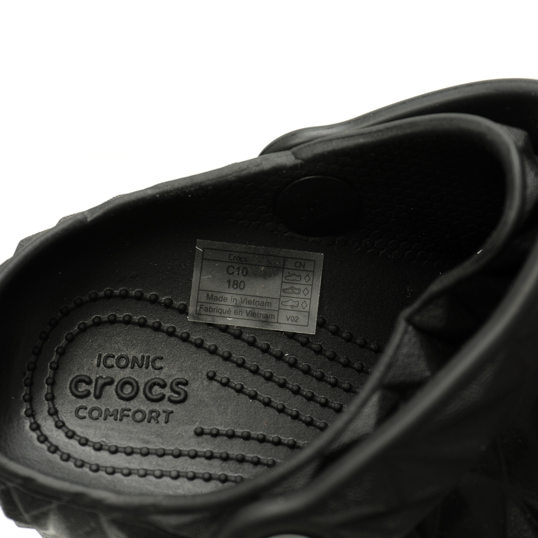 图片[7]-【新品实拍篇童鞋原环保材料,软包无鞋盒!!#全新开发双层超轻95%(注塑)EVA塑料上下层组合模具,5%泡沫塑料发泡缓震物料❗️风靡全球的四季皆宜的鞋!美国休闲鞋履品牌·卡骆驰/Crocs Classic Geometric Sandals 几何系列榴莲沙滩穿搭休闲涉水榴莲洞洞鞋凉拖鞋“几何全黑”209563-001 尺码：小童/C8=24-25码 C9=25-26码 C10=27-28码 C11=28-29码 C12=29-30码 C13=30-31码 大童/J1=32-33码 J2=33-34码 J3=34-35码 Crocs（卡骆驰）是全球创新休闲鞋的出色品牌。Crocs秉承其核心的塑模鞋履工艺，推出了适宜四季的丰富的休闲鞋品。 所有Crocs鞋款均采用Crocslite材质制造，这项革命性技术令每一双鞋都具有柔软、舒适Crocs经典白色克骆格鞋款，外观纯白，外型酷似鳄鱼头，鞋面圆头圆脑、布满洞洞，这种经典的休闲鞋也被很多人亲切的称为 “洞洞鞋”。而且鞋子兼具非凉鞋所拥有的防滑耐磨性，鞋底采用耐磨树脂材质，在行走中，不易滑倒，给予双脚最大的缓冲保护。鞋子后跟还有可调节、可翻转的后跟带，放前面变成惬意舒适的凉拖，放后面行走跳跃更加稳固。一鞋两穿，抓地力强，适合多种场合！-选品中心