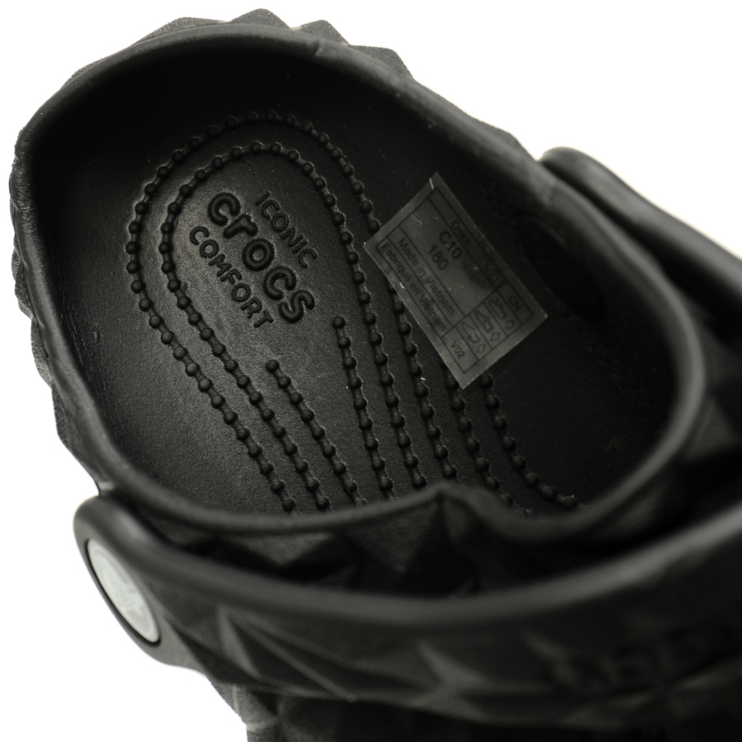 图片[8]-【新品实拍篇童鞋原环保材料,软包无鞋盒!!#全新开发双层超轻95%(注塑)EVA塑料上下层组合模具,5%泡沫塑料发泡缓震物料❗️风靡全球的四季皆宜的鞋!美国休闲鞋履品牌·卡骆驰/Crocs Classic Geometric Sandals 几何系列榴莲沙滩穿搭休闲涉水榴莲洞洞鞋凉拖鞋“几何全黑”209563-001 尺码：小童/C8=24-25码 C9=25-26码 C10=27-28码 C11=28-29码 C12=29-30码 C13=30-31码 大童/J1=32-33码 J2=33-34码 J3=34-35码 Crocs（卡骆驰）是全球创新休闲鞋的出色品牌。Crocs秉承其核心的塑模鞋履工艺，推出了适宜四季的丰富的休闲鞋品。 所有Crocs鞋款均采用Crocslite材质制造，这项革命性技术令每一双鞋都具有柔软、舒适Crocs经典白色克骆格鞋款，外观纯白，外型酷似鳄鱼头，鞋面圆头圆脑、布满洞洞，这种经典的休闲鞋也被很多人亲切的称为 “洞洞鞋”。而且鞋子兼具非凉鞋所拥有的防滑耐磨性，鞋底采用耐磨树脂材质，在行走中，不易滑倒，给予双脚最大的缓冲保护。鞋子后跟还有可调节、可翻转的后跟带，放前面变成惬意舒适的凉拖，放后面行走跳跃更加稳固。一鞋两穿，抓地力强，适合多种场合！-选品中心