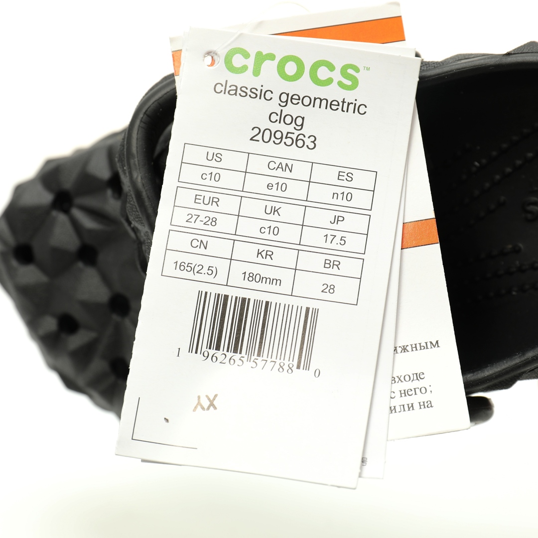图片[9]-【新品实拍篇童鞋原环保材料,软包无鞋盒!!#全新开发双层超轻95%(注塑)EVA塑料上下层组合模具,5%泡沫塑料发泡缓震物料❗️风靡全球的四季皆宜的鞋!美国休闲鞋履品牌·卡骆驰/Crocs Classic Geometric Sandals 几何系列榴莲沙滩穿搭休闲涉水榴莲洞洞鞋凉拖鞋“几何全黑”209563-001 尺码：小童/C8=24-25码 C9=25-26码 C10=27-28码 C11=28-29码 C12=29-30码 C13=30-31码 大童/J1=32-33码 J2=33-34码 J3=34-35码 Crocs（卡骆驰）是全球创新休闲鞋的出色品牌。Crocs秉承其核心的塑模鞋履工艺，推出了适宜四季的丰富的休闲鞋品。 所有Crocs鞋款均采用Crocslite材质制造，这项革命性技术令每一双鞋都具有柔软、舒适Crocs经典白色克骆格鞋款，外观纯白，外型酷似鳄鱼头，鞋面圆头圆脑、布满洞洞，这种经典的休闲鞋也被很多人亲切的称为 “洞洞鞋”。而且鞋子兼具非凉鞋所拥有的防滑耐磨性，鞋底采用耐磨树脂材质，在行走中，不易滑倒，给予双脚最大的缓冲保护。鞋子后跟还有可调节、可翻转的后跟带，放前面变成惬意舒适的凉拖，放后面行走跳跃更加稳固。一鞋两穿，抓地力强，适合多种场合！-选品中心