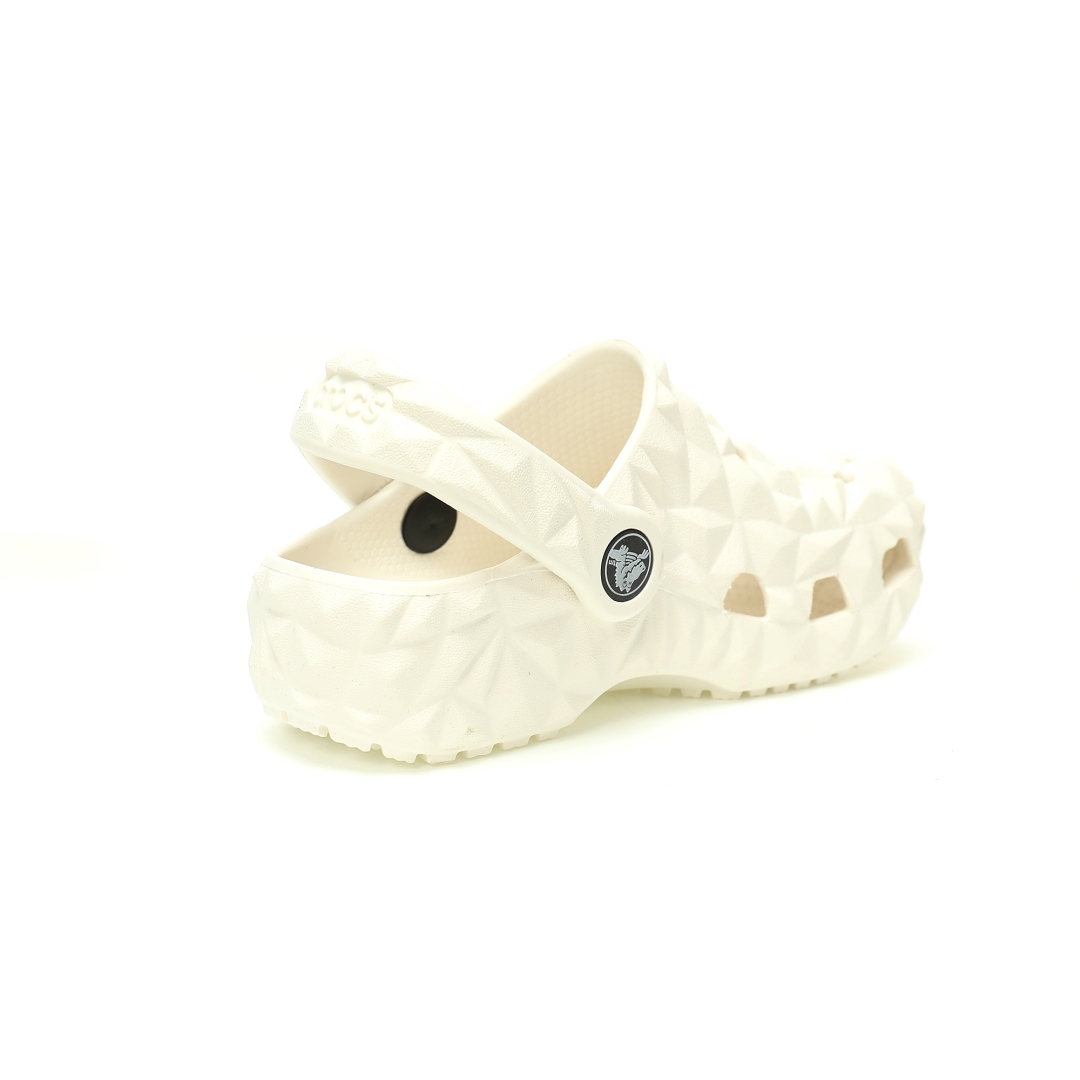 图片[2]-【新品实拍篇童鞋原环保材料,软包无鞋盒!!#全新开发双层超轻95%(注塑)EVA塑料上下层组合模具,5%泡沫塑料发泡缓震物料❗️风靡全球的四季皆宜的鞋!美国休闲鞋履品牌·卡骆驰/Crocs Classic Geometric Sandals 几何系列榴莲沙滩穿搭休闲涉水榴莲洞洞鞋凉拖鞋“几何全黑”209563-100 尺码：小童/C8=24-25码 C9=25-26码 C10=27-28码 C11=28-29码 C12=29-30码 C13=30-31码 大童/J1=32-33码 J2=33-34码 J3=34-35码 Crocs（卡骆驰）是全球创新休闲鞋的出色品牌。Crocs秉承其核心的塑模鞋履工艺，推出了适宜四季的丰富的休闲鞋品。 所有Crocs鞋款均采用Crocslite材质制造，这项革命性技术令每一双鞋都具有柔软、舒适Crocs经典白色克骆格鞋款，外观纯白，外型酷似鳄鱼头，鞋面圆头圆脑、布满洞洞，这种经典的休闲鞋也被很多人亲切的称为 “洞洞鞋”。而且鞋子兼具非凉鞋所拥有的防滑耐磨性，鞋底采用耐磨树脂材质，在行走中，不易滑倒，给予双脚最大的缓冲保护。鞋子后跟还有可调节、可翻转的后跟带，放前面变成惬意舒适的凉拖，放后面行走跳跃更加稳固。一鞋两穿，抓地力强，适合多种场合！-选品中心