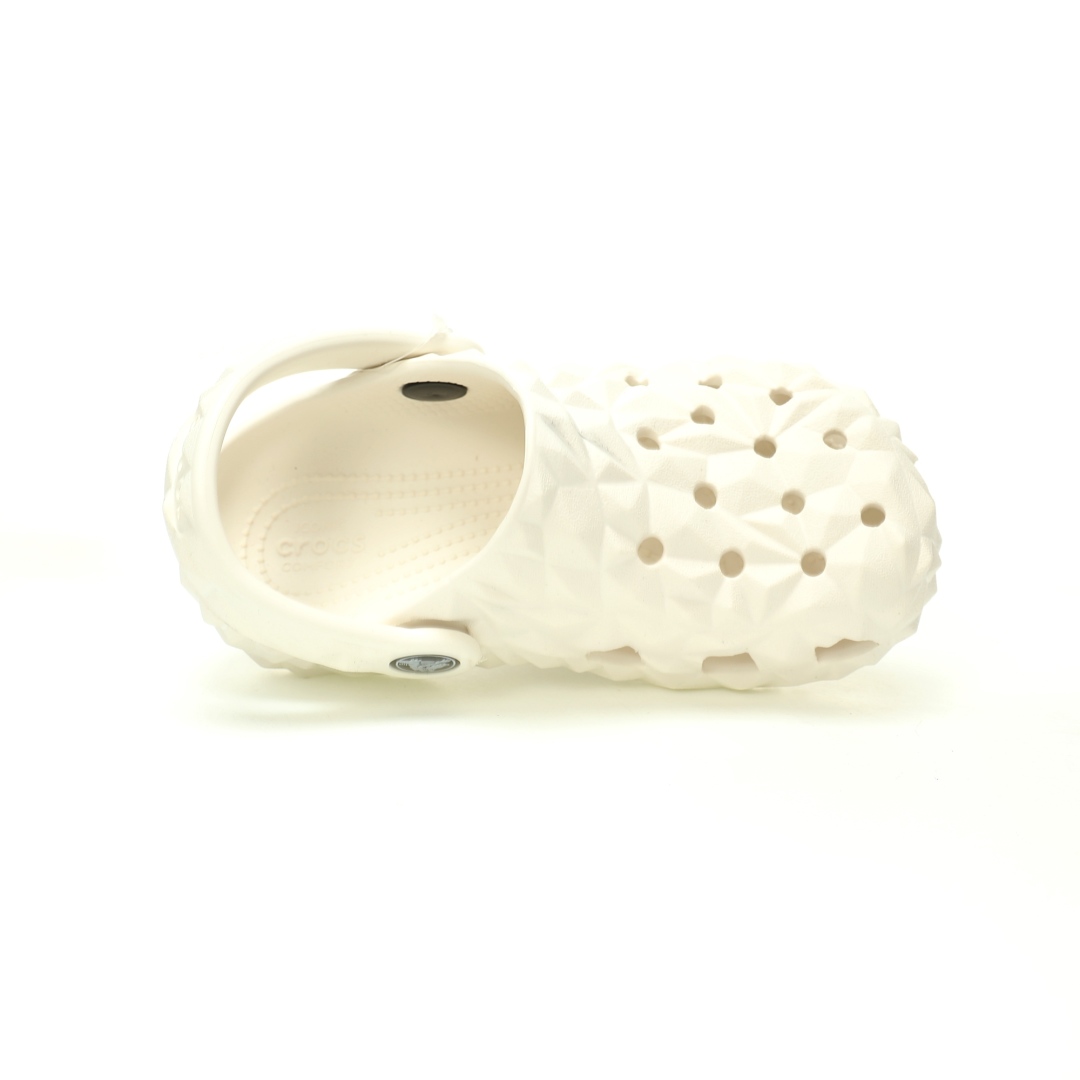 图片[3]-【新品实拍篇童鞋原环保材料,软包无鞋盒!!#全新开发双层超轻95%(注塑)EVA塑料上下层组合模具,5%泡沫塑料发泡缓震物料❗️风靡全球的四季皆宜的鞋!美国休闲鞋履品牌·卡骆驰/Crocs Classic Geometric Sandals 几何系列榴莲沙滩穿搭休闲涉水榴莲洞洞鞋凉拖鞋“几何全黑”209563-100 尺码：小童/C8=24-25码 C9=25-26码 C10=27-28码 C11=28-29码 C12=29-30码 C13=30-31码 大童/J1=32-33码 J2=33-34码 J3=34-35码 Crocs（卡骆驰）是全球创新休闲鞋的出色品牌。Crocs秉承其核心的塑模鞋履工艺，推出了适宜四季的丰富的休闲鞋品。 所有Crocs鞋款均采用Crocslite材质制造，这项革命性技术令每一双鞋都具有柔软、舒适Crocs经典白色克骆格鞋款，外观纯白，外型酷似鳄鱼头，鞋面圆头圆脑、布满洞洞，这种经典的休闲鞋也被很多人亲切的称为 “洞洞鞋”。而且鞋子兼具非凉鞋所拥有的防滑耐磨性，鞋底采用耐磨树脂材质，在行走中，不易滑倒，给予双脚最大的缓冲保护。鞋子后跟还有可调节、可翻转的后跟带，放前面变成惬意舒适的凉拖，放后面行走跳跃更加稳固。一鞋两穿，抓地力强，适合多种场合！-选品中心