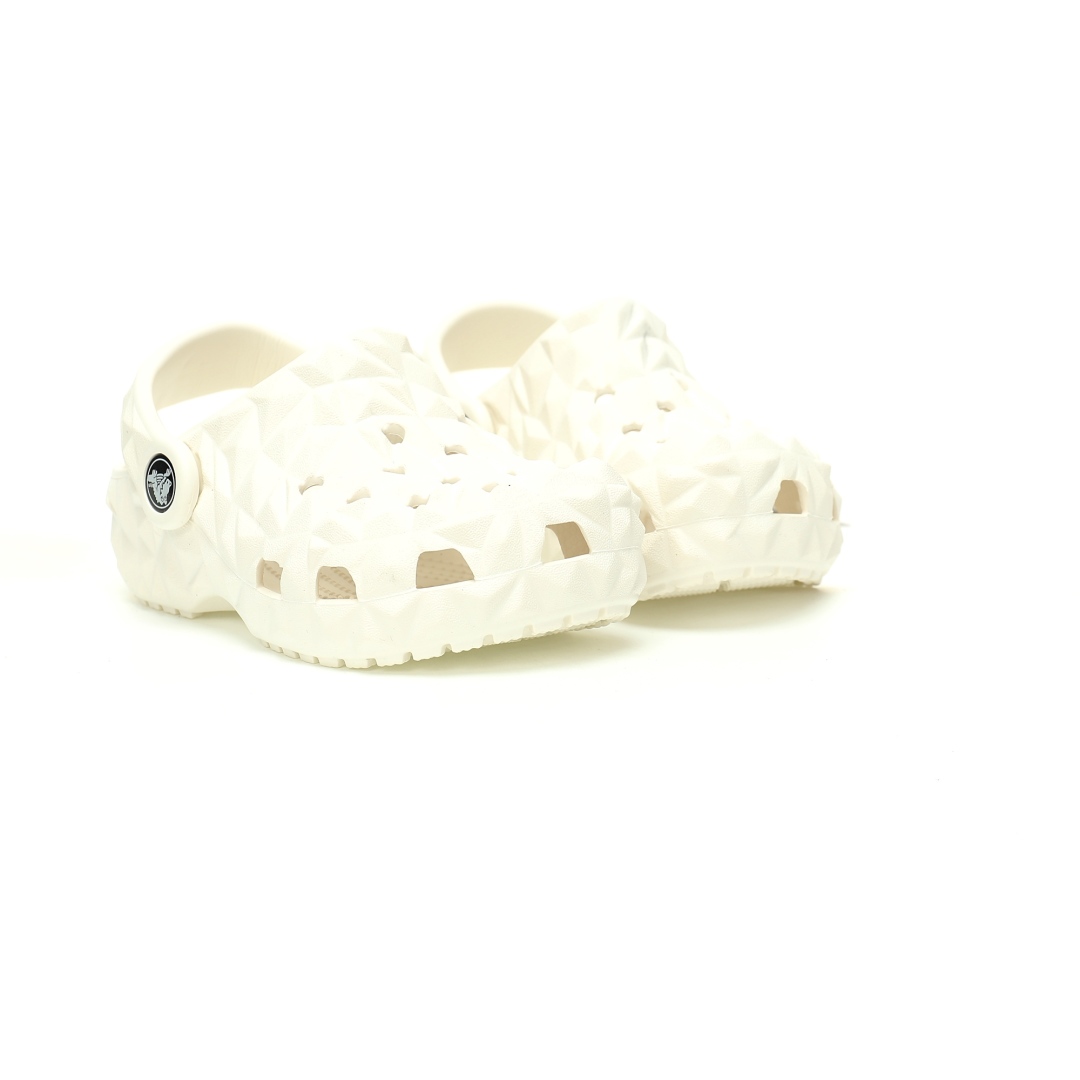 图片[5]-【新品实拍篇童鞋原环保材料,软包无鞋盒!!#全新开发双层超轻95%(注塑)EVA塑料上下层组合模具,5%泡沫塑料发泡缓震物料❗️风靡全球的四季皆宜的鞋!美国休闲鞋履品牌·卡骆驰/Crocs Classic Geometric Sandals 几何系列榴莲沙滩穿搭休闲涉水榴莲洞洞鞋凉拖鞋“几何全黑”209563-100 尺码：小童/C8=24-25码 C9=25-26码 C10=27-28码 C11=28-29码 C12=29-30码 C13=30-31码 大童/J1=32-33码 J2=33-34码 J3=34-35码 Crocs（卡骆驰）是全球创新休闲鞋的出色品牌。Crocs秉承其核心的塑模鞋履工艺，推出了适宜四季的丰富的休闲鞋品。 所有Crocs鞋款均采用Crocslite材质制造，这项革命性技术令每一双鞋都具有柔软、舒适Crocs经典白色克骆格鞋款，外观纯白，外型酷似鳄鱼头，鞋面圆头圆脑、布满洞洞，这种经典的休闲鞋也被很多人亲切的称为 “洞洞鞋”。而且鞋子兼具非凉鞋所拥有的防滑耐磨性，鞋底采用耐磨树脂材质，在行走中，不易滑倒，给予双脚最大的缓冲保护。鞋子后跟还有可调节、可翻转的后跟带，放前面变成惬意舒适的凉拖，放后面行走跳跃更加稳固。一鞋两穿，抓地力强，适合多种场合！-选品中心