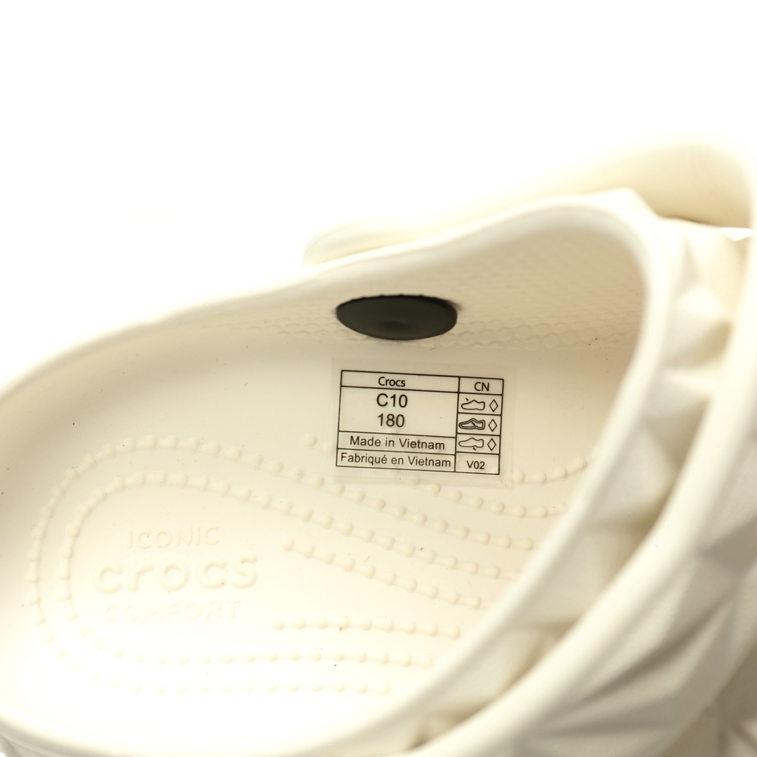 图片[7]-【新品实拍篇童鞋原环保材料,软包无鞋盒!!#全新开发双层超轻95%(注塑)EVA塑料上下层组合模具,5%泡沫塑料发泡缓震物料❗️风靡全球的四季皆宜的鞋!美国休闲鞋履品牌·卡骆驰/Crocs Classic Geometric Sandals 几何系列榴莲沙滩穿搭休闲涉水榴莲洞洞鞋凉拖鞋“几何全黑”209563-100 尺码：小童/C8=24-25码 C9=25-26码 C10=27-28码 C11=28-29码 C12=29-30码 C13=30-31码 大童/J1=32-33码 J2=33-34码 J3=34-35码 Crocs（卡骆驰）是全球创新休闲鞋的出色品牌。Crocs秉承其核心的塑模鞋履工艺，推出了适宜四季的丰富的休闲鞋品。 所有Crocs鞋款均采用Crocslite材质制造，这项革命性技术令每一双鞋都具有柔软、舒适Crocs经典白色克骆格鞋款，外观纯白，外型酷似鳄鱼头，鞋面圆头圆脑、布满洞洞，这种经典的休闲鞋也被很多人亲切的称为 “洞洞鞋”。而且鞋子兼具非凉鞋所拥有的防滑耐磨性，鞋底采用耐磨树脂材质，在行走中，不易滑倒，给予双脚最大的缓冲保护。鞋子后跟还有可调节、可翻转的后跟带，放前面变成惬意舒适的凉拖，放后面行走跳跃更加稳固。一鞋两穿，抓地力强，适合多种场合！-选品中心