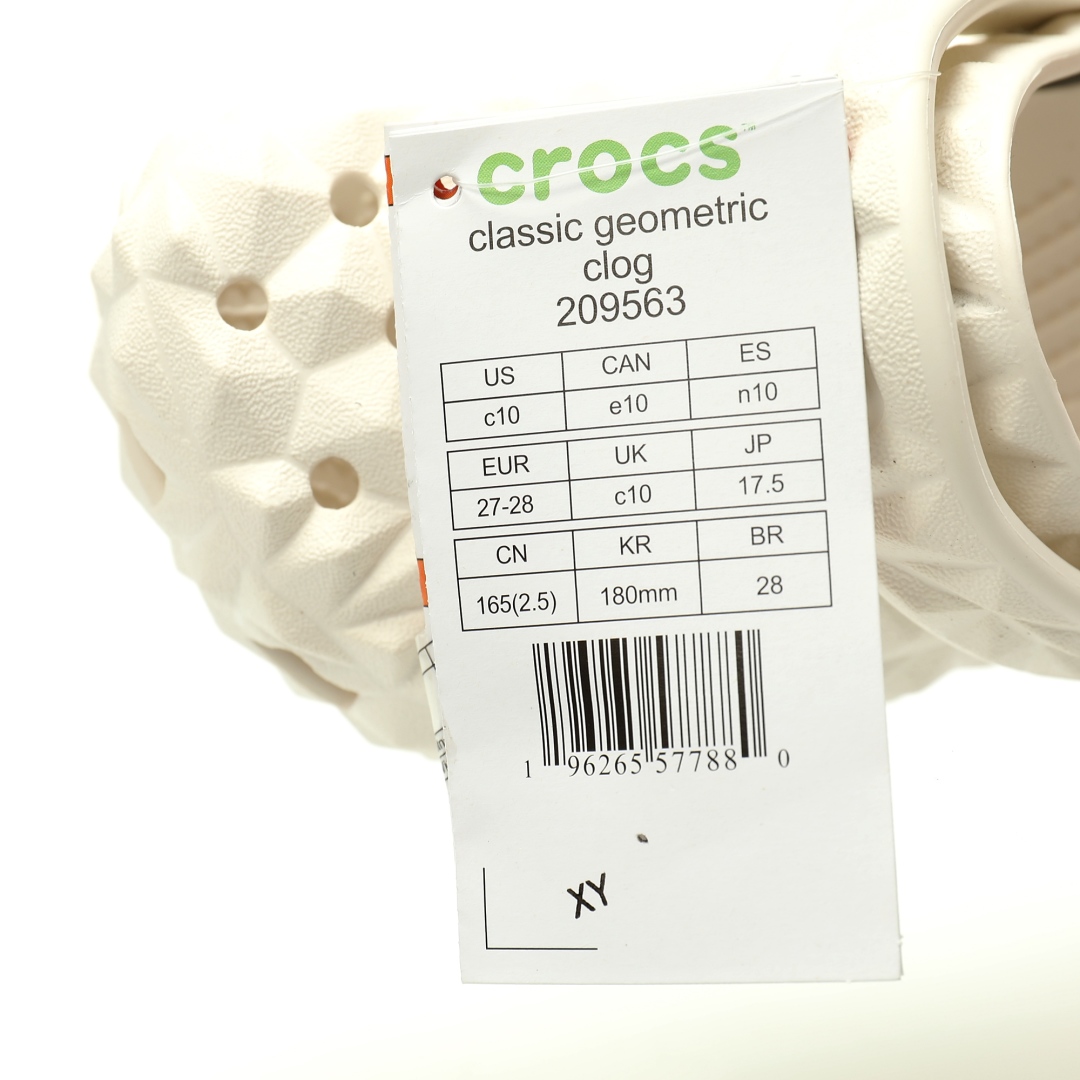 图片[9]-【新品实拍篇童鞋原环保材料,软包无鞋盒!!#全新开发双层超轻95%(注塑)EVA塑料上下层组合模具,5%泡沫塑料发泡缓震物料❗️风靡全球的四季皆宜的鞋!美国休闲鞋履品牌·卡骆驰/Crocs Classic Geometric Sandals 几何系列榴莲沙滩穿搭休闲涉水榴莲洞洞鞋凉拖鞋“几何全黑”209563-100 尺码：小童/C8=24-25码 C9=25-26码 C10=27-28码 C11=28-29码 C12=29-30码 C13=30-31码 大童/J1=32-33码 J2=33-34码 J3=34-35码 Crocs（卡骆驰）是全球创新休闲鞋的出色品牌。Crocs秉承其核心的塑模鞋履工艺，推出了适宜四季的丰富的休闲鞋品。 所有Crocs鞋款均采用Crocslite材质制造，这项革命性技术令每一双鞋都具有柔软、舒适Crocs经典白色克骆格鞋款，外观纯白，外型酷似鳄鱼头，鞋面圆头圆脑、布满洞洞，这种经典的休闲鞋也被很多人亲切的称为 “洞洞鞋”。而且鞋子兼具非凉鞋所拥有的防滑耐磨性，鞋底采用耐磨树脂材质，在行走中，不易滑倒，给予双脚最大的缓冲保护。鞋子后跟还有可调节、可翻转的后跟带，放前面变成惬意舒适的凉拖，放后面行走跳跃更加稳固。一鞋两穿，抓地力强，适合多种场合！-选品中心