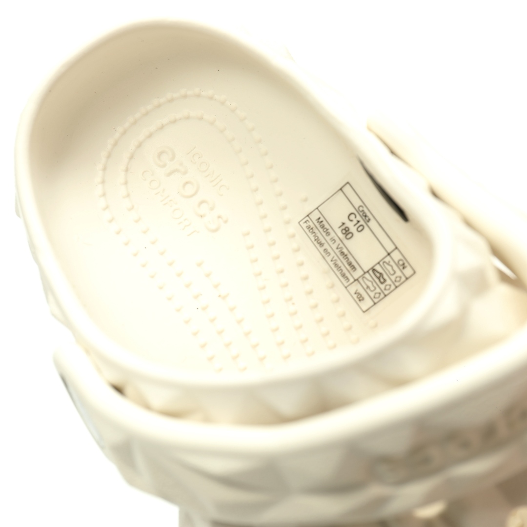 图片[8]-【新品实拍篇童鞋原环保材料,软包无鞋盒!!#全新开发双层超轻95%(注塑)EVA塑料上下层组合模具,5%泡沫塑料发泡缓震物料❗️风靡全球的四季皆宜的鞋!美国休闲鞋履品牌·卡骆驰/Crocs Classic Geometric Sandals 几何系列榴莲沙滩穿搭休闲涉水榴莲洞洞鞋凉拖鞋“几何全黑”209563-100 尺码：小童/C8=24-25码 C9=25-26码 C10=27-28码 C11=28-29码 C12=29-30码 C13=30-31码 大童/J1=32-33码 J2=33-34码 J3=34-35码 Crocs（卡骆驰）是全球创新休闲鞋的出色品牌。Crocs秉承其核心的塑模鞋履工艺，推出了适宜四季的丰富的休闲鞋品。 所有Crocs鞋款均采用Crocslite材质制造，这项革命性技术令每一双鞋都具有柔软、舒适Crocs经典白色克骆格鞋款，外观纯白，外型酷似鳄鱼头，鞋面圆头圆脑、布满洞洞，这种经典的休闲鞋也被很多人亲切的称为 “洞洞鞋”。而且鞋子兼具非凉鞋所拥有的防滑耐磨性，鞋底采用耐磨树脂材质，在行走中，不易滑倒，给予双脚最大的缓冲保护。鞋子后跟还有可调节、可翻转的后跟带，放前面变成惬意舒适的凉拖，放后面行走跳跃更加稳固。一鞋两穿，抓地力强，适合多种场合！-选品中心