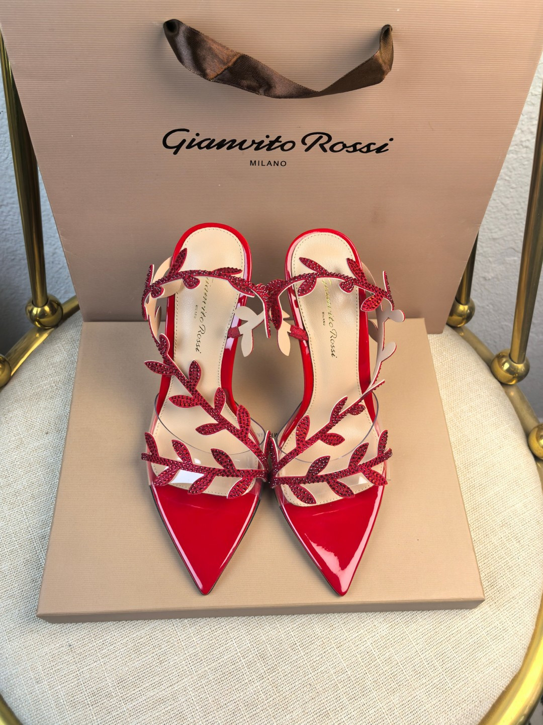 NO:234163,Factory Purchase Gianvito Rossi's latest arabesque bay leaf heels (10.5 8.5 5.5cm) open-toed sandals with stiletto heels are sexy and exquisite. Gianvito Rossi adheres to its traditional Italian craftsmanship, focusing on exquisite details and creating elegant feminineness. Every pair of Gianvito Rossi's women's shoes will take the proportion of women's curves first before designing. Secondly, on the basis of inheriting Sergio Rossi's elegance, it is also younger and fashionable, shaping the fashion charm with bright colors and exquisite lines. Go material The upper adopts original molding, two-color diamonds (super three-dimensional sense) inner foot pads Imported high-quality goatskin Heel height 10.5 8.5  5.5cm sole Italian cowhide outsole Size -3 (41 42 43 customized without return) Color 5 colors available!  Packaging full set of original packaging Top-grade version Factory batch Gianvito Rossi's latest arabesque bay leaf heels (10.5 8.5 5.5cm) Open-toed sandals with stiletto heels are sexy and exquisite. Gianvito Rossi adheres to its traditional Italian craftsmanship, focusing on exquisite details and creating elegant feminineness. Every pair of Gianvito Rossi's women's shoes will consider the proportion of women's curves first before designing. Secondly, on the basis of inheriting Sergio Rossi's elegance, it is also younger and fashionable, shaping the fashion charm with bright colors and exquisite lines. Go material The upper adopts original mold opening, two-color diamond (super three-dimensional sense) inner foot pad  Imported high-quality goatskin, heel height 10.5 8.5 5.5cm, sole, Italian cowhide, size number -3 (41 42 43 customized, non-return and exchange) Color 5 colors for sale!  Packaging full set of original packaging, top-level version, high heels, sandals, high heels, cowhide, sheepskin19860909厂批 吉安维托·罗西 (Gianvito Rossi) 最新蔓藤月桂叶跟鞋（10.5 8.5 5.5cm） 露趾凉鞋搭配细高跟,性感而精致. 吉安维托·罗西 (Gianvito Rossi) 秉承了其传统意大利工艺,专注精巧细节,打造优雅女人味,每一双吉安维托·罗西 (Gianvito Rossi) 的女鞋在设计之前都会将女性曲线比例考虑在先.其次在继承了塞乔·罗西 (Sergio Rossi) 优雅的基础上,也更加年轻时髦,以鲜艳的颜色和讲究的线条设计塑造时尚魅力 Go 材质 鞋面采用原版开模 双色钻（立体感超强） 内里垫脚 进口优质山羊皮 跟高10.5 8.5 5.5cm 鞋底意大利牛皮大底 码数-3（41 42 43定制不退换） 颜色5色发售！ 包装全套原版包装 等级顶级版本   厂批 吉安维托·罗西 (Gianvito Rossi) 最新蔓藤月桂叶跟鞋（10.5 8.5 5.5cm） 露趾凉鞋搭配细高跟,性感而精致. 吉安维托·罗西 (Gianvito Rossi) 秉承了其传统意大利工艺,专注精巧细节,打造优雅女人味,每一双吉安维托·罗西 (Gianvito Rossi) 的女鞋在设计之前都会将女性曲线比例考虑在先.其次在继承了塞乔·罗西 (Sergio Rossi) 优雅的基础上,也更加年轻时髦,以鲜艳的颜色和讲究的线条设计塑造时尚魅力 Go 材质 鞋面采用原版开模 双色钻（立体感超强） 内里垫脚 进口优质山羊皮 跟高10.5 8.5 5.5cm 鞋底意大利牛皮大底 码数-3（41 42 43定制不退换） 颜色5色发售！ 包装全套原版包装 等级顶级版本,高跟鞋,sandals,high heels,cowhide,sheepskin,Women's Shoes