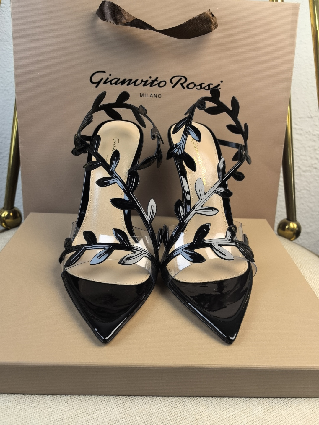 NO:169688,Factory Purchase Gianvito Rossi's latest arabesque bay leaf heels (10.5 8.5 5.5cm) open-toed sandals with stiletto heels are sexy and exquisite. Gianvito Rossi adheres to its traditional Italian craftsmanship, focusing on exquisite details and creating elegant feminineness. Every pair of Gianvito Rossi's women's shoes will take the proportion of women's curves first before designing. Secondly, on the basis of inheriting Sergio Rossi's elegance, it is also younger and fashionable, shaping the fashion charm with bright colors and exquisite lines. Go material The upper adopts original mold opening (super three-dimensional sense) inner foot pads Imported high-quality goatskin Heel height 10.5 8.5  5.5cm sole Italian cowhide outsole Size -3 (41 42 43 customized without return) Color 15 colors available!  Packaging full set of original packaging, top-level version, sandals, sandals, cowhide, sheepskin19860909厂批 吉安维托·罗西 (Gianvito Rossi) 最新蔓藤月桂叶跟鞋（10.5 8.5 5.5cm） 露趾凉鞋搭配细高跟,性感而精致. 吉安维托·罗西 (Gianvito Rossi) 秉承了其传统意大利工艺,专注精巧细节,打造优雅女人味,每一双吉安维托·罗西 (Gianvito Rossi) 的女鞋在设计之前都会将女性曲线比例考虑在先.其次在继承了塞乔·罗西 (Sergio Rossi) 优雅的基础上,也更加年轻时髦,以鲜艳的颜色和讲究的线条设计塑造时尚魅力 Go 材质 鞋面采用原版开模（立体感超强） 内里垫脚 进口优质山羊皮 跟高10.5 8.5 5.5cm 鞋底意大利牛皮大底 码数-3（41 42 43定制不退换） 颜色15色发售！ 包装全套原版包装 等级顶级版本,凉鞋,sandals,cowhide,sheepskin,Women's Shoes