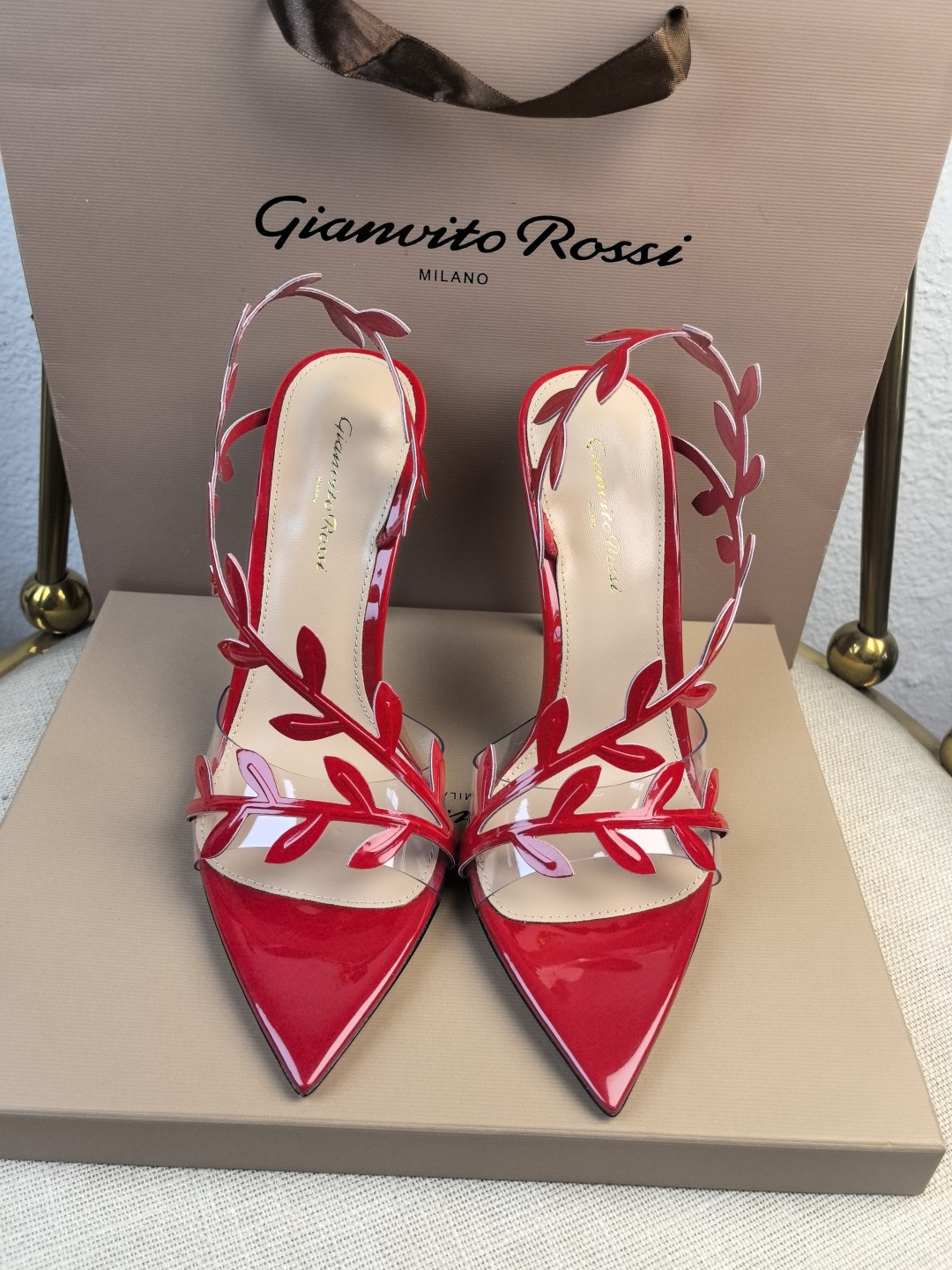 NO:169694,Factory Purchase Gianvito Rossi's latest arabesque bay leaf heels (10.5 8.5 5.5cm) open-toed sandals with stiletto heels are sexy and exquisite. Gianvito Rossi adheres to its traditional Italian craftsmanship, focusing on exquisite details and creating elegant feminineness. Every pair of Gianvito Rossi's women's shoes will take the proportion of women's curves first before designing. Secondly, on the basis of inheriting Sergio Rossi's elegance, it is also younger and fashionable, shaping the fashion charm with bright colors and exquisite lines. Go material The upper adopts original mold opening (super three-dimensional sense) inner foot pads Imported high-quality goatskin Heel height 10.5 8.5  5.5cm sole Italian cowhide outsole Size -3 (41 42 43 customized without return) Color 15 colors available!  Packaging full set of original packaging, top-level version, sandals, sandals, cowhide, sheepskin19860909厂批 吉安维托·罗西 (Gianvito Rossi) 最新蔓藤月桂叶跟鞋（10.5 8.5 5.5cm） 露趾凉鞋搭配细高跟,性感而精致. 吉安维托·罗西 (Gianvito Rossi) 秉承了其传统意大利工艺,专注精巧细节,打造优雅女人味,每一双吉安维托·罗西 (Gianvito Rossi) 的女鞋在设计之前都会将女性曲线比例考虑在先.其次在继承了塞乔·罗西 (Sergio Rossi) 优雅的基础上,也更加年轻时髦,以鲜艳的颜色和讲究的线条设计塑造时尚魅力 Go 材质 鞋面采用原版开模（立体感超强） 内里垫脚 进口优质山羊皮 跟高10.5 8.5 5.5cm 鞋底意大利牛皮大底 码数-3（41 42 43定制不退换） 颜色15色发售！ 包装全套原版包装 等级顶级版本,凉鞋,sandals,cowhide,sheepskin,Women's Shoes