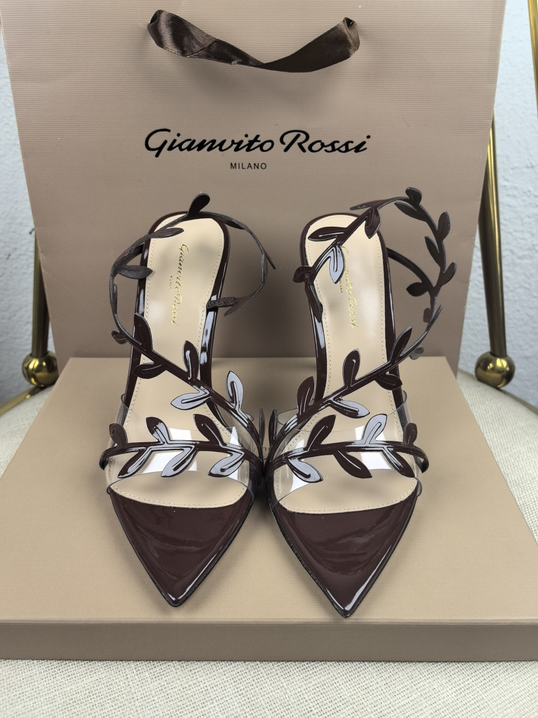 NO:169705,Factory Purchase Gianvito Rossi's latest arabesque bay leaf heels (10.5 8.5 5.5cm) open-toed sandals with stiletto heels are sexy and exquisite. Gianvito Rossi adheres to its traditional Italian craftsmanship, focusing on exquisite details and creating elegant feminineness. Every pair of Gianvito Rossi's women's shoes will take the proportion of women's curves first before designing. Secondly, on the basis of inheriting Sergio Rossi's elegance, it is also younger and fashionable, shaping the fashion charm with bright colors and exquisite lines. Go material The upper adopts original mold opening (super three-dimensional sense) inner foot pads Imported high-quality goatskin Heel height 10.5 8.5  5.5cm sole Italian cowhide outsole Size -3 (41 42 43 customized without return) Color 15 colors available!  Packaging full set of original packaging, top-level version, sandals, sandals, cowhide, sheepskin19860909厂批 吉安维托·罗西 (Gianvito Rossi) 最新蔓藤月桂叶跟鞋（10.5 8.5 5.5cm） 露趾凉鞋搭配细高跟,性感而精致. 吉安维托·罗西 (Gianvito Rossi) 秉承了其传统意大利工艺,专注精巧细节,打造优雅女人味,每一双吉安维托·罗西 (Gianvito Rossi) 的女鞋在设计之前都会将女性曲线比例考虑在先.其次在继承了塞乔·罗西 (Sergio Rossi) 优雅的基础上,也更加年轻时髦,以鲜艳的颜色和讲究的线条设计塑造时尚魅力 Go 材质 鞋面采用原版开模（立体感超强） 内里垫脚 进口优质山羊皮 跟高10.5 8.5 5.5cm 鞋底意大利牛皮大底 码数-3（41 42 43定制不退换） 颜色15色发售！ 包装全套原版包装 等级顶级版本,凉鞋,sandals,cowhide,sheepskin,Women's Shoes