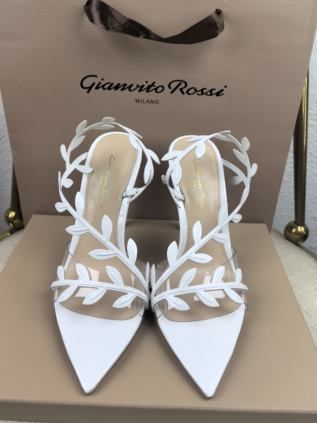 NO:169711,Factory Purchase Gianvito Rossi's latest arabesque bay leaf heels (10.5 8.5 5.5cm) open-toed sandals with stiletto heels are sexy and exquisite. Gianvito Rossi adheres to its traditional Italian craftsmanship, focusing on exquisite details and creating elegant feminineness. Every pair of Gianvito Rossi's women's shoes will take the proportion of women's curves first before designing. Secondly, on the basis of inheriting Sergio Rossi's elegance, it is also younger and fashionable, shaping the fashion charm with bright colors and exquisite lines. Go material The upper adopts original mold opening (super three-dimensional sense) inner foot pads Imported high-quality goatskin Heel height 10.5 8.5  5.5cm sole Italian cowhide outsole Size -3 (41 42 43 customized without return) Color 15 colors available!  Packaging full set of original packaging, top-level version, sandals, sandals, cowhide, sheepskin19860909厂批 吉安维托·罗西 (Gianvito Rossi) 最新蔓藤月桂叶跟鞋（10.5 8.5 5.5cm） 露趾凉鞋搭配细高跟,性感而精致. 吉安维托·罗西 (Gianvito Rossi) 秉承了其传统意大利工艺,专注精巧细节,打造优雅女人味,每一双吉安维托·罗西 (Gianvito Rossi) 的女鞋在设计之前都会将女性曲线比例考虑在先.其次在继承了塞乔·罗西 (Sergio Rossi) 优雅的基础上,也更加年轻时髦,以鲜艳的颜色和讲究的线条设计塑造时尚魅力 Go 材质 鞋面采用原版开模（立体感超强） 内里垫脚 进口优质山羊皮 跟高10.5 8.5 5.5cm 鞋底意大利牛皮大底 码数-3（41 42 43定制不退换） 颜色15色发售！ 包装全套原版包装 等级顶级版本,凉鞋,sandals,cowhide,sheepskin,Women's Shoes