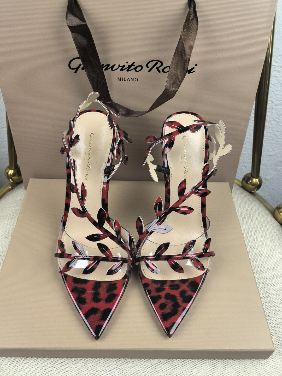 NO:169716,Factory Purchase Gianvito Rossi's latest arabesque bay leaf heels (10.5 8.5 5.5cm) open-toed sandals with stiletto heels are sexy and exquisite. Gianvito Rossi adheres to its traditional Italian craftsmanship, focusing on exquisite details and creating elegant feminineness. Every pair of Gianvito Rossi's women's shoes will take the proportion of women's curves first before designing. Secondly, on the basis of inheriting Sergio Rossi's elegance, it is also younger and fashionable, shaping the fashion charm with bright colors and exquisite lines. Go material The upper adopts original mold opening (super three-dimensional sense) inner foot pads Imported high-quality goatskin Heel height 10.5 8.5  5.5cm sole Italian cowhide outsole Size -3 (41 42 43 customized without return) Color 15 colors available!  Packaging full set of original packaging, top-level version, sandals, sandals, cowhide, sheepskin19860909厂批 吉安维托·罗西 (Gianvito Rossi) 最新蔓藤月桂叶跟鞋（10.5 8.5 5.5cm） 露趾凉鞋搭配细高跟,性感而精致. 吉安维托·罗西 (Gianvito Rossi) 秉承了其传统意大利工艺,专注精巧细节,打造优雅女人味,每一双吉安维托·罗西 (Gianvito Rossi) 的女鞋在设计之前都会将女性曲线比例考虑在先.其次在继承了塞乔·罗西 (Sergio Rossi) 优雅的基础上,也更加年轻时髦,以鲜艳的颜色和讲究的线条设计塑造时尚魅力 Go 材质 鞋面采用原版开模（立体感超强） 内里垫脚 进口优质山羊皮 跟高10.5 8.5 5.5cm 鞋底意大利牛皮大底 码数-3（41 42 43定制不退换） 颜色15色发售！ 包装全套原版包装 等级顶级版本,凉鞋,sandals,cowhide,sheepskin,Women's Shoes