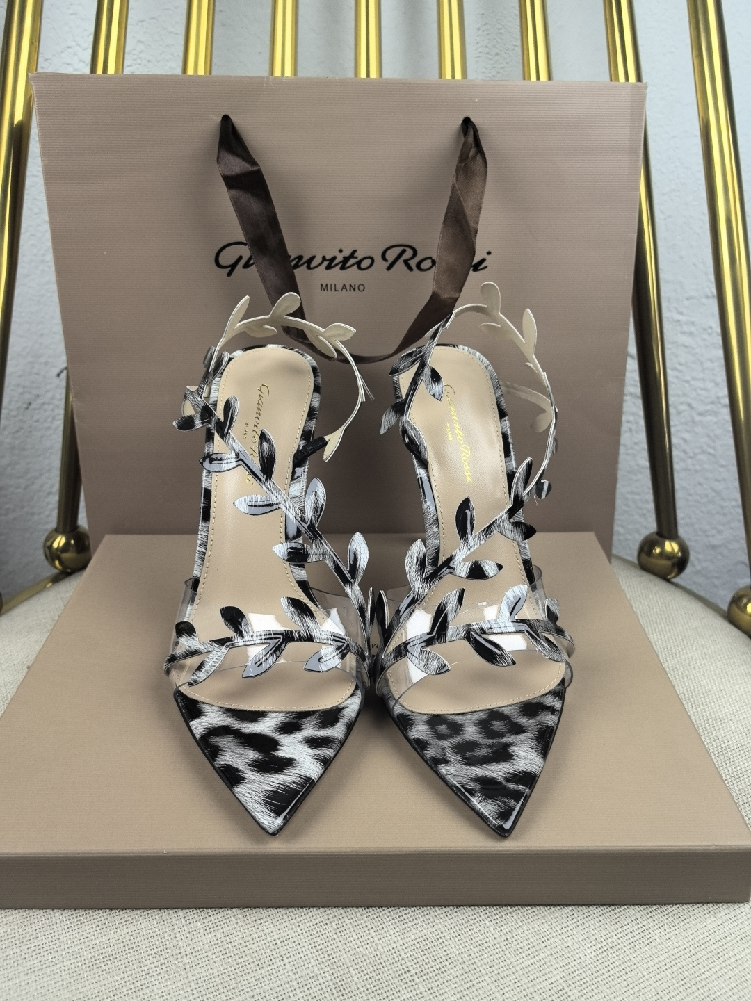 NO:390468,Factory Purchase Gianvito Rossi's latest arabesque bay leaf heels (10.5 8.5 5.5cm) open-toed sandals with stiletto heels are sexy and exquisite. Gianvito Rossi adheres to its traditional Italian craftsmanship, focusing on exquisite details and creating elegant feminineness. Every pair of Gianvito Rossi's women's shoes will take the proportion of women's curves first before designing. Secondly, on the basis of inheriting Sergio Rossi's elegance, it is also younger and fashionable, shaping the fashion charm with bright colors and exquisite lines. Go material The upper adopts original mold opening (super three-dimensional sense) inner foot pads Imported high-quality goatskin Heel height 10.5 8.5  5.5cm sole Italian cowhide outsole Size -3 (41 42 43 customized without return) Color 15 colors available!  Packaging full set of original packaging, top-level version, high heels, sandals, high heels, cowhide, sheepskin19860909厂批 吉安维托·罗西 (Gianvito Rossi) 最新蔓藤月桂叶跟鞋（10.5 8.5 5.5cm） 露趾凉鞋搭配细高跟,性感而精致. 吉安维托·罗西 (Gianvito Rossi) 秉承了其传统意大利工艺,专注精巧细节,打造优雅女人味,每一双吉安维托·罗西 (Gianvito Rossi) 的女鞋在设计之前都会将女性曲线比例考虑在先.其次在继承了塞乔·罗西 (Sergio Rossi) 优雅的基础上,也更加年轻时髦,以鲜艳的颜色和讲究的线条设计塑造时尚魅力 Go 材质 鞋面采用原版开模（立体感超强） 内里垫脚 进口优质山羊皮 跟高10.5 8.5 5.5cm 鞋底意大利牛皮大底 码数-3（41 42 43定制不退换） 颜色15色发售！ 包装全套原版包装 等级顶级版本,高跟鞋凉鞋,sandals,high heels,cowhide,sheepskin,Women's Shoes