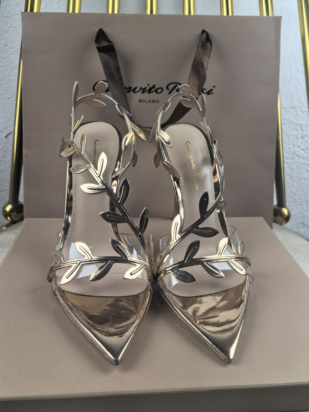 NO:169728,Factory Purchase Gianvito Rossi's latest arabesque bay leaf heels (10.5 8.5 5.5cm) open-toed sandals with stiletto heels are sexy and exquisite. Gianvito Rossi adheres to its traditional Italian craftsmanship, focusing on exquisite details and creating elegant feminineness. Every pair of Gianvito Rossi's women's shoes will take the proportion of women's curves first before designing. Secondly, on the basis of inheriting Sergio Rossi's elegance, it is also younger and fashionable, shaping the fashion charm with bright colors and exquisite lines. Go material The upper adopts original mold opening (super three-dimensional sense) inner foot pads Imported high-quality goatskin Heel height 10.5 8.5  5.5cm sole Italian cowhide outsole Size -3 (41 42 43 customized without return) Color 15 colors available!  Packaging full set of original packaging, top-level version, sandals, sandals, cowhide, sheepskin19860909厂批 吉安维托·罗西 (Gianvito Rossi) 最新蔓藤月桂叶跟鞋（10.5 8.5 5.5cm） 露趾凉鞋搭配细高跟,性感而精致. 吉安维托·罗西 (Gianvito Rossi) 秉承了其传统意大利工艺,专注精巧细节,打造优雅女人味,每一双吉安维托·罗西 (Gianvito Rossi) 的女鞋在设计之前都会将女性曲线比例考虑在先.其次在继承了塞乔·罗西 (Sergio Rossi) 优雅的基础上,也更加年轻时髦,以鲜艳的颜色和讲究的线条设计塑造时尚魅力 Go 材质 鞋面采用原版开模（立体感超强） 内里垫脚 进口优质山羊皮 跟高10.5 8.5 5.5cm 鞋底意大利牛皮大底 码数-3（41 42 43定制不退换） 颜色15色发售！ 包装全套原版包装 等级顶级版本,凉鞋,sandals,cowhide,sheepskin,Women's Shoes