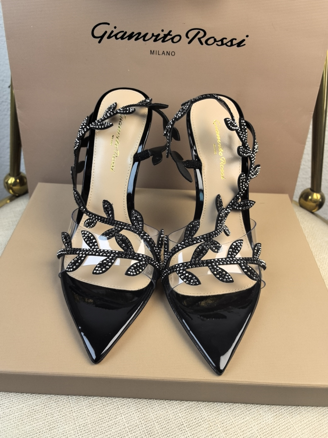 NO:169737,Factory Purchase Gianvito Rossi's latest arabesque bay leaf heels (10.5 8.5 5.5cm) open-toed sandals with stiletto heels are sexy and exquisite. Gianvito Rossi adheres to its traditional Italian craftsmanship, focusing on exquisite details and creating elegant feminineness. Every pair of Gianvito Rossi's women's shoes will take the proportion of women's curves first before designing. Secondly, on the basis of inheriting Sergio Rossi's elegance, it is also younger and fashionable, shaping the fashion charm with bright colors and exquisite lines. Go material The upper adopts original molding, two-color diamonds (super three-dimensional sense) inner foot pads Imported high-quality goatskin Heel height 10.5 8.5  5.5cm sole Italian cowhide outsole Size -3 (41 42 43 customized without return) Color 5 colors available!  Packaging full set of original packaging, top-level version, sandals, sandals, cowhide, sheepskin19860909厂批 吉安维托·罗西 (Gianvito Rossi) 最新蔓藤月桂叶跟鞋（10.5 8.5 5.5cm） 露趾凉鞋搭配细高跟,性感而精致. 吉安维托·罗西 (Gianvito Rossi) 秉承了其传统意大利工艺,专注精巧细节,打造优雅女人味,每一双吉安维托·罗西 (Gianvito Rossi) 的女鞋在设计之前都会将女性曲线比例考虑在先.其次在继承了塞乔·罗西 (Sergio Rossi) 优雅的基础上,也更加年轻时髦,以鲜艳的颜色和讲究的线条设计塑造时尚魅力 Go 材质 鞋面采用原版开模 双色钻（立体感超强） 内里垫脚 进口优质山羊皮 跟高10.5 8.5 5.5cm 鞋底意大利牛皮大底 码数-3（41 42 43定制不退换） 颜色5色发售！ 包装全套原版包装 等级顶级版本,凉鞋,sandals,cowhide,sheepskin,Women's Shoes