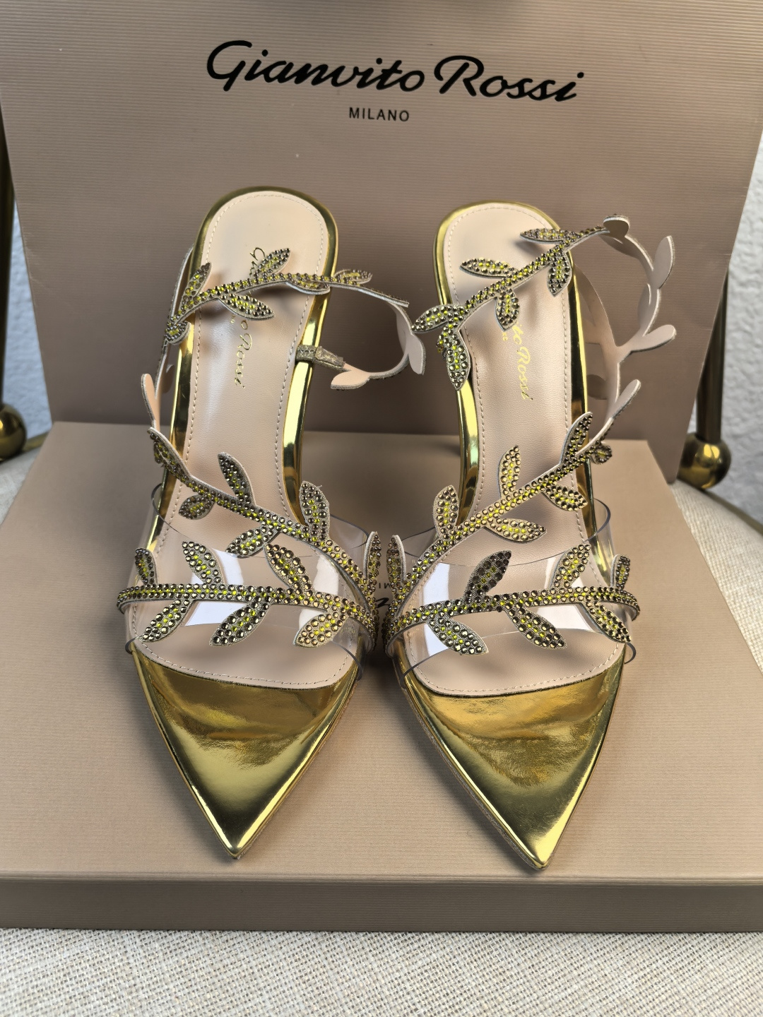 NO:169741,Factory Purchase Gianvito Rossi's latest arabesque bay leaf heels (10.5 8.5 5.5cm) open-toed sandals with stiletto heels are sexy and exquisite. Gianvito Rossi adheres to its traditional Italian craftsmanship, focusing on exquisite details and creating elegant feminineness. Every pair of Gianvito Rossi's women's shoes will take the proportion of women's curves first before designing. Secondly, on the basis of inheriting Sergio Rossi's elegance, it is also younger and fashionable, shaping the fashion charm with bright colors and exquisite lines. Go material The upper adopts original molding, two-color diamonds (super three-dimensional sense) inner foot pads Imported high-quality goatskin Heel height 10.5 8.5  5.5cm sole Italian cowhide outsole Size -3 (41 42 43 customized without return) Color 5 colors available!  Packaging full set of original packaging, top-level version, sandals, sandals, cowhide, sheepskin19860909厂批 吉安维托·罗西 (Gianvito Rossi) 最新蔓藤月桂叶跟鞋（10.5 8.5 5.5cm） 露趾凉鞋搭配细高跟,性感而精致. 吉安维托·罗西 (Gianvito Rossi) 秉承了其传统意大利工艺,专注精巧细节,打造优雅女人味,每一双吉安维托·罗西 (Gianvito Rossi) 的女鞋在设计之前都会将女性曲线比例考虑在先.其次在继承了塞乔·罗西 (Sergio Rossi) 优雅的基础上,也更加年轻时髦,以鲜艳的颜色和讲究的线条设计塑造时尚魅力 Go 材质 鞋面采用原版开模 双色钻（立体感超强） 内里垫脚 进口优质山羊皮 跟高10.5 8.5 5.5cm 鞋底意大利牛皮大底 码数-3（41 42 43定制不退换） 颜色5色发售！ 包装全套原版包装 等级顶级版本,凉鞋,sandals,cowhide,sheepskin,Women's Shoes