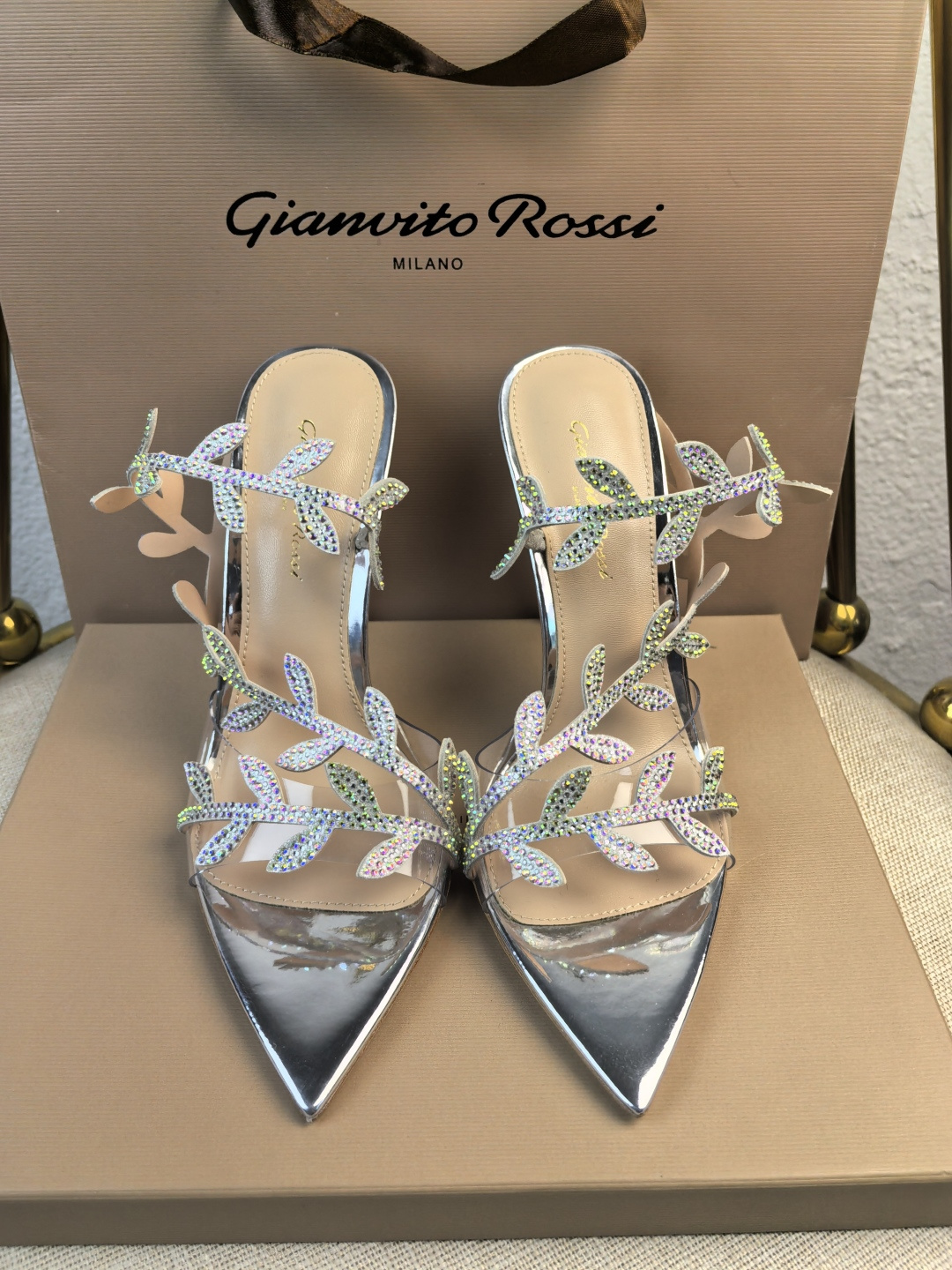 NO:169745,Factory Purchase Gianvito Rossi's latest arabesque bay leaf heels (10.5 8.5 5.5cm) open-toed sandals with stiletto heels are sexy and exquisite. Gianvito Rossi adheres to its traditional Italian craftsmanship, focusing on exquisite details and creating elegant feminineness. Every pair of Gianvito Rossi's women's shoes will take the proportion of women's curves first before designing. Secondly, on the basis of inheriting Sergio Rossi's elegance, it is also younger and fashionable, shaping the fashion charm with bright colors and exquisite lines. Go material The upper adopts original molding, two-color diamonds (super three-dimensional sense) inner foot pads Imported high-quality goatskin Heel height 10.5 8.5  5.5cm sole Italian cowhide outsole Size -3 (41 42 43 customized without return) Color 5 colors available!  Packaging full set of original packaging Top-grade version Factory batch Gianvito Rossi's latest arabesque bay leaf heels (10.5 8.5 5.5cm) Open-toed sandals with stiletto heels are sexy and exquisite. Gianvito Rossi adheres to its traditional Italian craftsmanship, focusing on exquisite details and creating elegant feminineness. Every pair of Gianvito Rossi's women's shoes will consider the proportion of women's curves first before designing. Secondly, on the basis of inheriting Sergio Rossi's elegance, it is also younger and fashionable, shaping the fashion charm with bright colors and exquisite lines. Go material The upper adopts original mold opening, two-color diamond (super three-dimensional sense) inner foot pad  Imported high-quality goatskin, heel height 10.5 8.5 5.5cm, sole, Italian cowhide, size number -3 (41 42 43 customized, non-return and exchange) Color 5 colors for sale!  Packaging full set of original packaging, top-level version, sandals, sandals, cowhide, sheepskin19860909厂批 吉安维托·罗西 (Gianvito Rossi) 最新蔓藤月桂叶跟鞋（10.5 8.5 5.5cm） 露趾凉鞋搭配细高跟,性感而精致. 吉安维托·罗西 (Gianvito Rossi) 秉承了其传统意大利工艺,专注精巧细节,打造优雅女人味,每一双吉安维托·罗西 (Gianvito Rossi) 的女鞋在设计之前都会将女性曲线比例考虑在先.其次在继承了塞乔·罗西 (Sergio Rossi) 优雅的基础上,也更加年轻时髦,以鲜艳的颜色和讲究的线条设计塑造时尚魅力 Go 材质 鞋面采用原版开模 双色钻（立体感超强） 内里垫脚 进口优质山羊皮 跟高10.5 8.5 5.5cm 鞋底意大利牛皮大底 码数-3（41 42 43定制不退换） 颜色5色发售！ 包装全套原版包装 等级顶级版本   厂批 吉安维托·罗西 (Gianvito Rossi) 最新蔓藤月桂叶跟鞋（10.5 8.5 5.5cm） 露趾凉鞋搭配细高跟,性感而精致. 吉安维托·罗西 (Gianvito Rossi) 秉承了其传统意大利工艺,专注精巧细节,打造优雅女人味,每一双吉安维托·罗西 (Gianvito Rossi) 的女鞋在设计之前都会将女性曲线比例考虑在先.其次在继承了塞乔·罗西 (Sergio Rossi) 优雅的基础上,也更加年轻时髦,以鲜艳的颜色和讲究的线条设计塑造时尚魅力 Go 材质 鞋面采用原版开模 双色钻（立体感超强） 内里垫脚 进口优质山羊皮 跟高10.5 8.5 5.5cm 鞋底意大利牛皮大底 码数-3（41 42 43定制不退换） 颜色5色发售！ 包装全套原版包装 等级顶级版本,凉鞋,sandals,cowhide,sheepskin,Women's Shoes