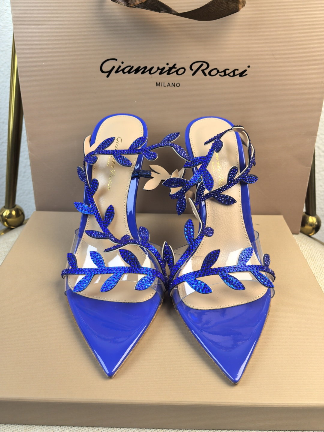 NO:169748,Factory Purchase Gianvito Rossi's latest arabesque bay leaf heels (10.5 8.5 5.5cm) open-toed sandals with stiletto heels are sexy and exquisite. Gianvito Rossi adheres to its traditional Italian craftsmanship, focusing on exquisite details and creating elegant feminineness. Every pair of Gianvito Rossi's women's shoes will take the proportion of women's curves first before designing. Secondly, on the basis of inheriting Sergio Rossi's elegance, it is also younger and fashionable, shaping the fashion charm with bright colors and exquisite lines. Go material The upper adopts original molding, two-color diamonds (super three-dimensional sense) inner foot pads Imported high-quality goatskin Heel height 10.5 8.5  5.5cm sole Italian cowhide outsole Size -3 (41 42 43 customized without return) Color 5 colors available!  Packaging full set of original packaging Top-grade version Factory batch Gianvito Rossi's latest arabesque bay leaf heels (10.5 8.5 5.5cm) Open-toed sandals with stiletto heels are sexy and exquisite. Gianvito Rossi adheres to its traditional Italian craftsmanship, focusing on exquisite details and creating elegant feminineness. Every pair of Gianvito Rossi's women's shoes will consider the proportion of women's curves first before designing. Secondly, on the basis of inheriting Sergio Rossi's elegance, it is also younger and fashionable, shaping the fashion charm with bright colors and exquisite lines. Go material The upper adopts original mold opening, two-color diamond (super three-dimensional sense) inner foot pad  Imported high-quality goatskin, heel height 10.5 8.5 5.5cm, sole, Italian cowhide, size number -3 (41 42 43 customized, non-return and exchange) Color 5 colors for sale!  Packaging full set of original packaging, top-level version, sandals, sandals, cowhide, sheepskin19860909厂批 吉安维托·罗西 (Gianvito Rossi) 最新蔓藤月桂叶跟鞋（10.5 8.5 5.5cm） 露趾凉鞋搭配细高跟,性感而精致. 吉安维托·罗西 (Gianvito Rossi) 秉承了其传统意大利工艺,专注精巧细节,打造优雅女人味,每一双吉安维托·罗西 (Gianvito Rossi) 的女鞋在设计之前都会将女性曲线比例考虑在先.其次在继承了塞乔·罗西 (Sergio Rossi) 优雅的基础上,也更加年轻时髦,以鲜艳的颜色和讲究的线条设计塑造时尚魅力 Go 材质 鞋面采用原版开模 双色钻（立体感超强） 内里垫脚 进口优质山羊皮 跟高10.5 8.5 5.5cm 鞋底意大利牛皮大底 码数-3（41 42 43定制不退换） 颜色5色发售！ 包装全套原版包装 等级顶级版本   厂批 吉安维托·罗西 (Gianvito Rossi) 最新蔓藤月桂叶跟鞋（10.5 8.5 5.5cm） 露趾凉鞋搭配细高跟,性感而精致. 吉安维托·罗西 (Gianvito Rossi) 秉承了其传统意大利工艺,专注精巧细节,打造优雅女人味,每一双吉安维托·罗西 (Gianvito Rossi) 的女鞋在设计之前都会将女性曲线比例考虑在先.其次在继承了塞乔·罗西 (Sergio Rossi) 优雅的基础上,也更加年轻时髦,以鲜艳的颜色和讲究的线条设计塑造时尚魅力 Go 材质 鞋面采用原版开模 双色钻（立体感超强） 内里垫脚 进口优质山羊皮 跟高10.5 8.5 5.5cm 鞋底意大利牛皮大底 码数-3（41 42 43定制不退换） 颜色5色发售！ 包装全套原版包装 等级顶级版本,凉鞋,sandals,cowhide,sheepskin,Women's Shoes