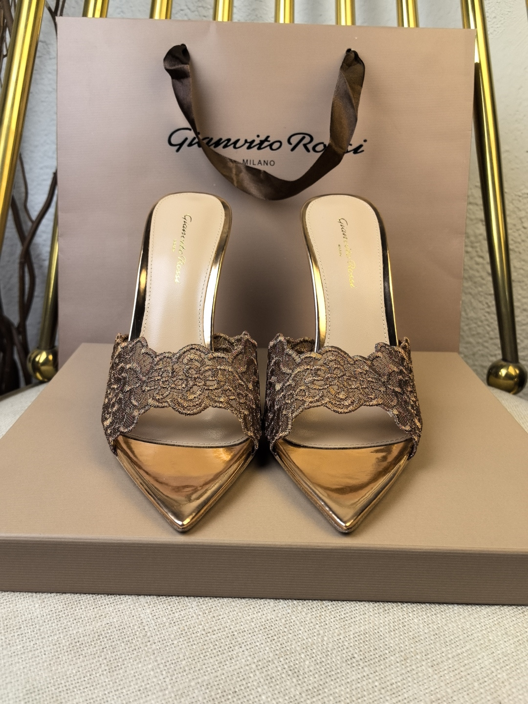 NO:169967,Top version Gianvito Rossi Eiko Stiletto, easy to move. This lace high heel sandals adhere to its traditional Italian craftsmanship, focusing on exquisite details and creating elegant feminine flavor. Every pair of Gianvito Rossi's women's shoes will consider the proportion of women's curves first before designing. Secondly, on the basis of inheriting Sergio Rossi's elegance, it is also more young and fashionable, shaping the fashion charm with bright colors and exquisite lines. Go material, special metal wire and electric embroidered lace mesh, inner footbed, imported high-quality grained sheepskin, heel height 10.5 8.5 5.5 Sole Italian cowhide outsole, size 35-43 (41 42 43 custom-made, non-return and exchange)  Color 12 colors are available!  Packaging full set of original packaging, slippers, cowhide, sheepskin19860909顶级版本   吉安维托·罗西 Gianvito Rossi Eiko Stiletto,轻松移动.这款 蕾丝高跟凉拖 秉承了其传统意大利工艺,专注精巧细节,打造优雅女人味,每一双吉安维托·罗西 (Gianvito Rossi) 的女鞋在设计之前都会将女性曲线比例考虑在先.其次在继承了塞乔·罗西 (Sergio Rossi) 优雅的基础上,也更加年轻时髦,以鲜艳的颜色和讲究的线条设计塑造时尚魅力 Go 材质 鞋面特种金属线电绣蕾丝网 内里垫脚 进口优质粒面羊皮 跟高10.5 8.5 5.5 鞋底意大利牛皮大底 码数35-43（41 42 43定制不退换） 颜色12色系发售！ 包装全套原版包装,拖鞋,slippers,cowhide,sheepskin,Women's Shoes