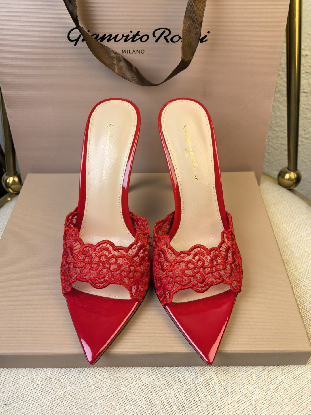 NO:169975,Top version Gianvito Rossi Eiko Stiletto, easy to move. This lace high heel sandals adhere to its traditional Italian craftsmanship, focusing on exquisite details and creating elegant feminine flavor. Every pair of Gianvito Rossi's women's shoes will consider the proportion of women's curves first before designing. Secondly, on the basis of inheriting Sergio Rossi's elegance, it is also more young and fashionable, shaping the fashion charm with bright colors and exquisite lines. Go material, special metal wire and electric embroidered lace mesh, inner footbed, imported high-quality grained sheepskin, heel height 10.5 8.5 5.5 Sole Italian cowhide outsole, size 35-43 (41 42 43 custom-made, non-return and exchange)  Color 12 colors are available!  Packaging full set of original packaging, slippers, cowhide, sheepskin19860909顶级版本   吉安维托·罗西 Gianvito Rossi Eiko Stiletto,轻松移动.这款 蕾丝高跟凉拖 秉承了其传统意大利工艺,专注精巧细节,打造优雅女人味,每一双吉安维托·罗西 (Gianvito Rossi) 的女鞋在设计之前都会将女性曲线比例考虑在先.其次在继承了塞乔·罗西 (Sergio Rossi) 优雅的基础上,也更加年轻时髦,以鲜艳的颜色和讲究的线条设计塑造时尚魅力 Go 材质 鞋面特种金属线电绣蕾丝网 内里垫脚 进口优质粒面羊皮 跟高10.5 8.5 5.5 鞋底意大利牛皮大底 码数35-43（41 42 43定制不退换） 颜色12色系发售！ 包装全套原版包装,拖鞋,slippers,cowhide,sheepskin,Women's Shoes