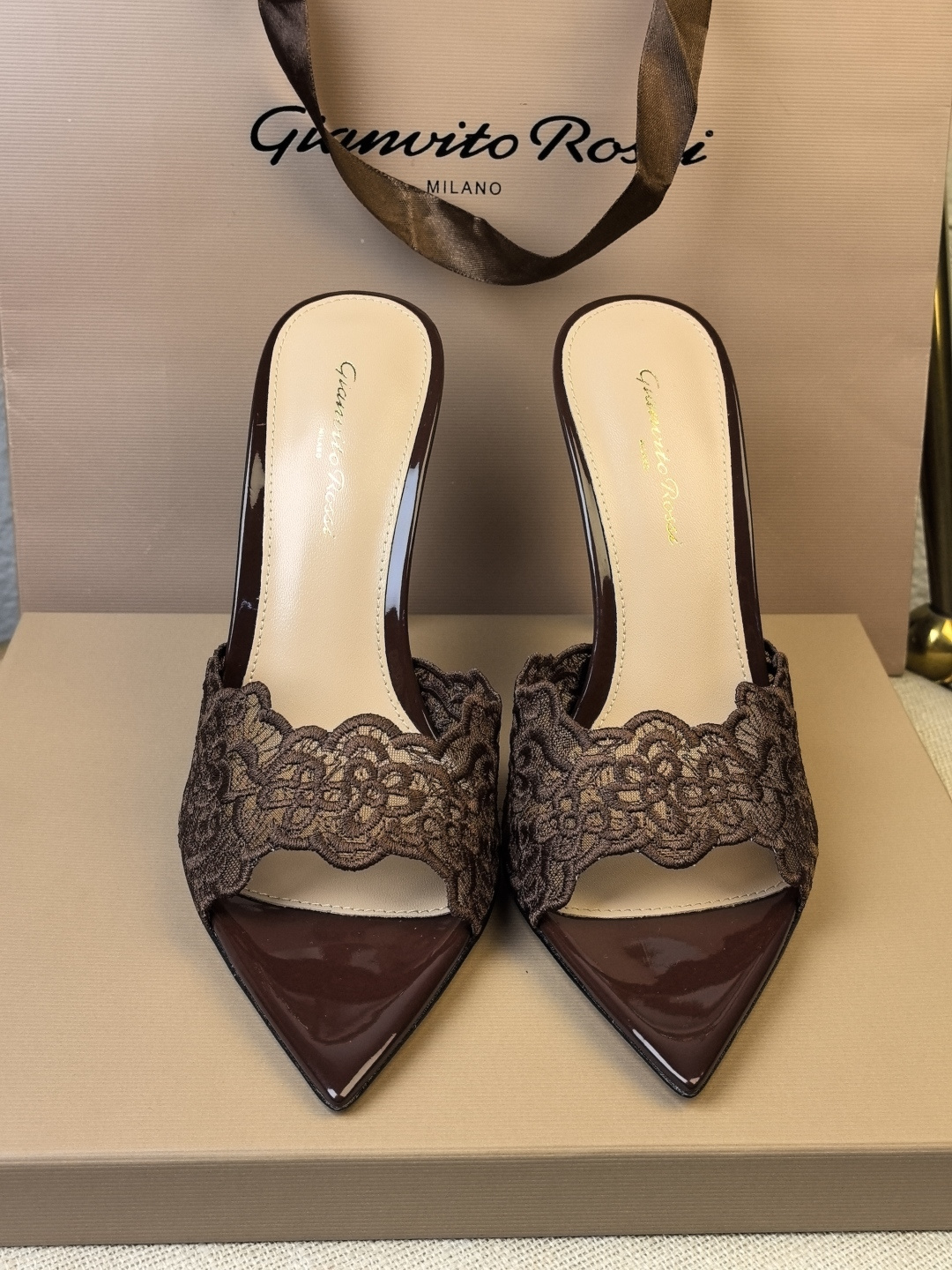 NO:169990,Top version Gianvito Rossi Eiko Stiletto, easy to move. This lace high heel sandals adhere to its traditional Italian craftsmanship, focusing on exquisite details and creating elegant feminine flavor. Every pair of Gianvito Rossi's women's shoes will consider the proportion of women's curves first before designing. Secondly, on the basis of inheriting Sergio Rossi's elegance, it is also more young and fashionable, shaping the fashion charm with bright colors and exquisite lines. Go material, special metal wire and electric embroidered lace mesh, inner footbed, imported high-quality grained sheepskin, heel height 10.5 8.5 5.5 Sole Italian cowhide outsole, size 35-43 (41 42 43 custom-made, non-return and exchange)  Color 12 colors are available!  Packaging full set of original packaging, slippers, cowhide, sheepskin19860909顶级版本   吉安维托·罗西 Gianvito Rossi Eiko Stiletto,轻松移动.这款 蕾丝高跟凉拖 秉承了其传统意大利工艺,专注精巧细节,打造优雅女人味,每一双吉安维托·罗西 (Gianvito Rossi) 的女鞋在设计之前都会将女性曲线比例考虑在先.其次在继承了塞乔·罗西 (Sergio Rossi) 优雅的基础上,也更加年轻时髦,以鲜艳的颜色和讲究的线条设计塑造时尚魅力 Go 材质 鞋面特种金属线电绣蕾丝网 内里垫脚 进口优质粒面羊皮 跟高10.5 8.5 5.5 鞋底意大利牛皮大底 码数35-43（41 42 43定制不退换） 颜色12色系发售！ 包装全套原版包装,拖鞋,slippers,cowhide,sheepskin,Women's Shoes