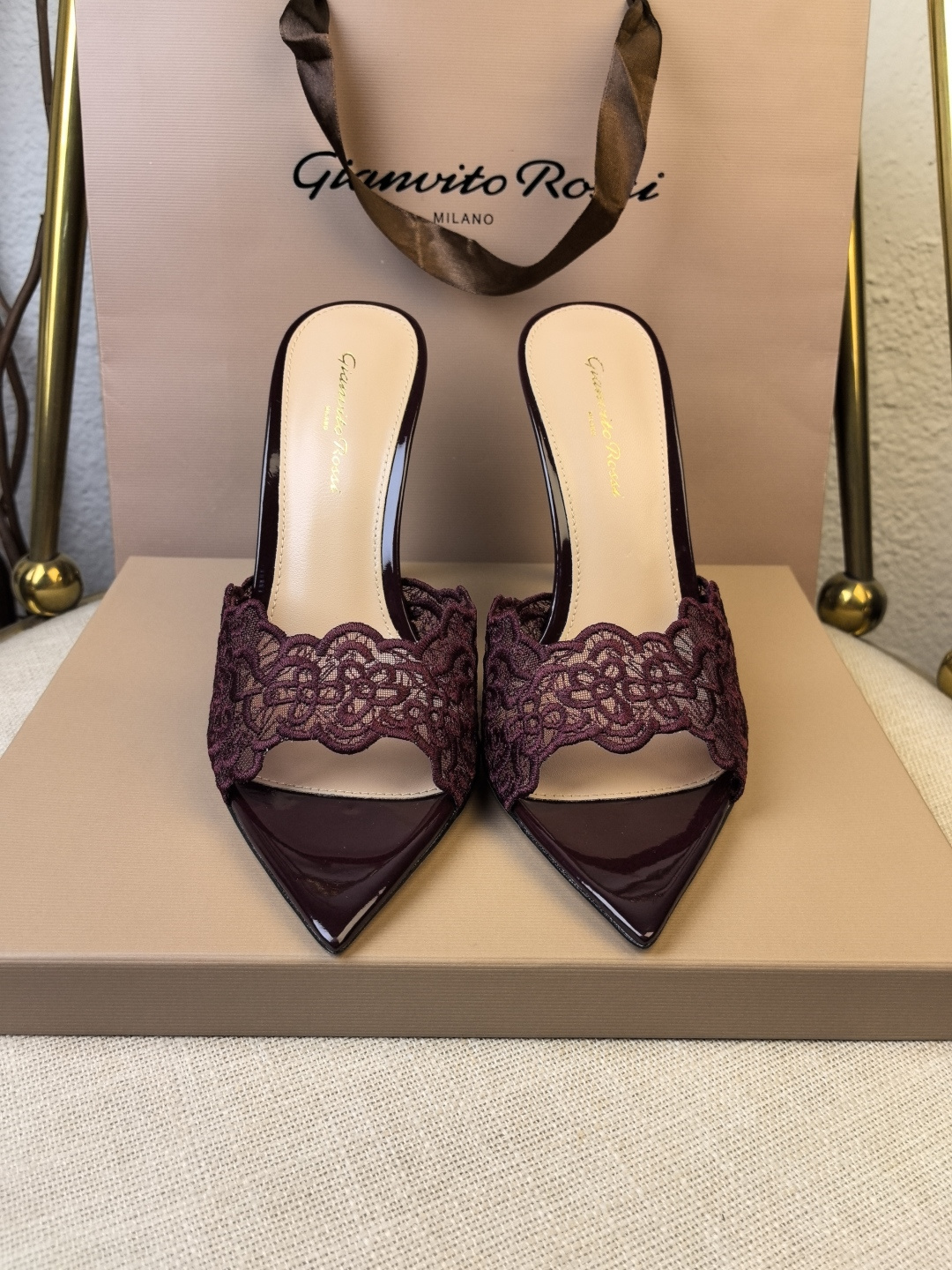 NO:169993,Top version Gianvito Rossi Eiko Stiletto, easy to move. This lace high heel sandals adhere to its traditional Italian craftsmanship, focusing on exquisite details and creating elegant feminine flavor. Every pair of Gianvito Rossi's women's shoes will consider the proportion of women's curves first before designing. Secondly, on the basis of inheriting Sergio Rossi's elegance, it is also more young and fashionable, shaping the fashion charm with bright colors and exquisite lines. Go material, special metal wire and electric embroidered lace mesh, inner footbed, imported high-quality grained sheepskin, heel height 10.5 8.5 5.5 Sole Italian cowhide outsole, size 35-43 (41 42 43 custom-made, non-return and exchange)  Color 12 colors are available!  Packaging full set of original packaging, slippers, cowhide, sheepskin19860909顶级版本   吉安维托·罗西 Gianvito Rossi Eiko Stiletto,轻松移动.这款 蕾丝高跟凉拖 秉承了其传统意大利工艺,专注精巧细节,打造优雅女人味,每一双吉安维托·罗西 (Gianvito Rossi) 的女鞋在设计之前都会将女性曲线比例考虑在先.其次在继承了塞乔·罗西 (Sergio Rossi) 优雅的基础上,也更加年轻时髦,以鲜艳的颜色和讲究的线条设计塑造时尚魅力 Go 材质 鞋面特种金属线电绣蕾丝网 内里垫脚 进口优质粒面羊皮 跟高10.5 8.5 5.5 鞋底意大利牛皮大底 码数35-43（41 42 43定制不退换） 颜色12色系发售！ 包装全套原版包装,拖鞋,slippers,cowhide,sheepskin,Women's Shoes