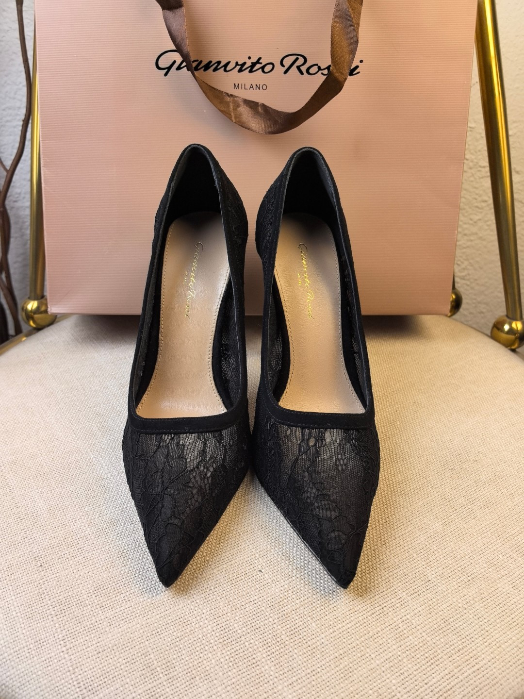 NO:234164,Top version Gianvito Rossi Eiko Stiletto, easy to move. This lace high heel sandals adheres to its traditional Italian craftsmanship, focuses on exquisite details, and creates elegant feminineness. Every pair of Gianvito Rossi's women's shoes will consider the proportion of women's curves first before designing. Secondly, on the basis of inheriting Sergio Rossi's elegance, it is also more young and fashionable, shaping the fashion charm with bright colors and exquisite lines. Go material, upper lace mesh, sheepskin, cashmere, inner footbed, imported high-quality grained sheepskin, heel height 10.5 sole, Italian cowhide outsole, size 35-41 (41 custom-made, non-refundable) Color 5 colors are available!  Packaging full set of original packaging, high heels, cowhide, sheepskin19860909顶级版本   吉安维托·罗西 Gianvito Rossi Eiko Stiletto,轻松移动.这款 蕾丝高跟凉拖 秉承了其传统意大利工艺,专注精巧细节,打造优雅女人味,每一双吉安维托·罗西 (Gianvito Rossi) 的女鞋在设计之前都会将女性曲线比例考虑在先.其次在继承了塞乔·罗西 (Sergio Rossi) 优雅的基础上,也更加年轻时髦,以鲜艳的颜色和讲究的线条设计塑造时尚魅力 Go 材质 鞋面蕾丝网 羊皮 羊绒 内里垫脚 进口优质粒面羊皮 跟高10.5  鞋底意大利牛皮大底 码数35-41（41 定制不退换） 颜色5色系发售！ 包装全套原版包装,高跟鞋,high heels,cowhide,sheepskin,Women's Shoes