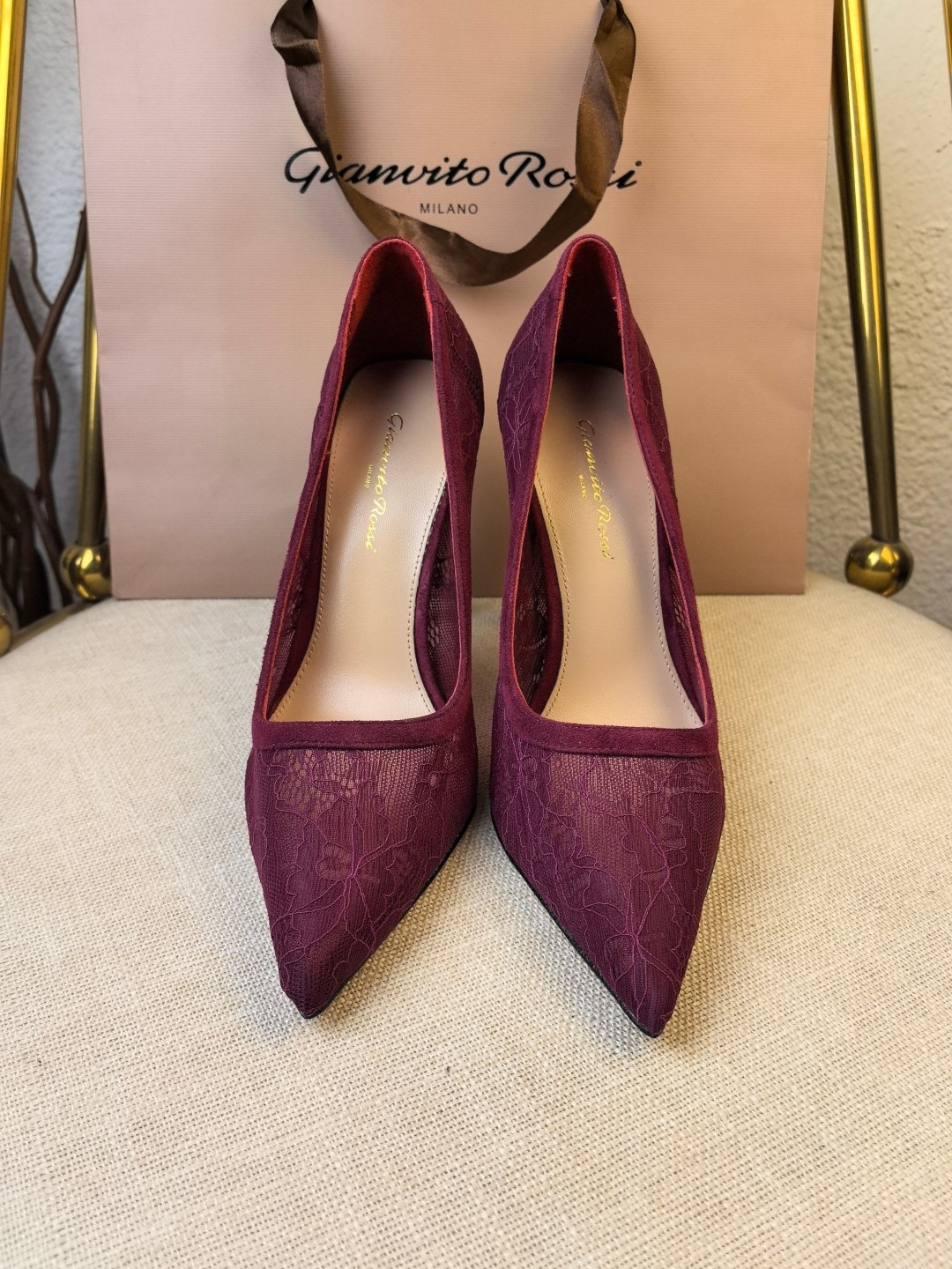 NO:234162,Top version Gianvito Rossi Eiko Stiletto, easy to move. This lace high heel sandals adheres to its traditional Italian craftsmanship, focuses on exquisite details, and creates elegant feminineness. Every pair of Gianvito Rossi's women's shoes will consider the proportion of women's curves first before designing. Secondly, on the basis of inheriting Sergio Rossi's elegance, it is also more young and fashionable, shaping the fashion charm with bright colors and exquisite lines. Go material, upper lace mesh, sheepskin, cashmere, inner footbed, imported high-quality grained sheepskin, heel height 10.5 sole, Italian cowhide outsole, size 35-41 (41 custom-made, non-refundable) Color 5 colors are available!  Packaging full set of original packaging, high heels, cowhide, sheepskin19860909顶级版本   吉安维托·罗西 Gianvito Rossi Eiko Stiletto,轻松移动.这款 蕾丝高跟凉拖 秉承了其传统意大利工艺,专注精巧细节,打造优雅女人味,每一双吉安维托·罗西 (Gianvito Rossi) 的女鞋在设计之前都会将女性曲线比例考虑在先.其次在继承了塞乔·罗西 (Sergio Rossi) 优雅的基础上,也更加年轻时髦,以鲜艳的颜色和讲究的线条设计塑造时尚魅力 Go 材质 鞋面蕾丝网 羊皮 羊绒 内里垫脚 进口优质粒面羊皮 跟高10.5  鞋底意大利牛皮大底 码数35-41（41 定制不退换） 颜色5色系发售！ 包装全套原版包装,高跟鞋,high heels,cowhide,sheepskin,Women's Shoes