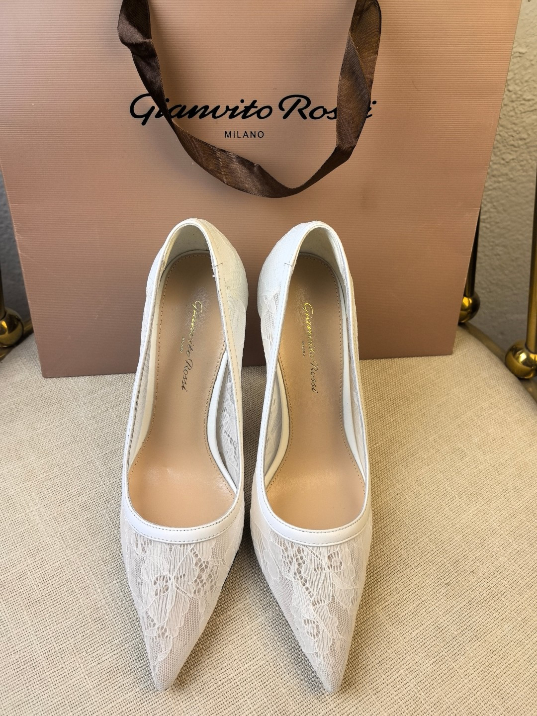 NO:234161,Top version Gianvito Rossi Eiko Stiletto, easy to move. This lace high heel sandals adheres to its traditional Italian craftsmanship, focuses on exquisite details, and creates elegant feminineness. Every pair of Gianvito Rossi's women's shoes will consider the proportion of women's curves first before designing. Secondly, on the basis of inheriting Sergio Rossi's elegance, it is also more young and fashionable, shaping the fashion charm with bright colors and exquisite lines. Go material, upper lace mesh, sheepskin, cashmere, inner footbed, imported high-quality grained sheepskin, heel height 10.5 sole, Italian cowhide outsole, size 35-41 (41 custom-made, non-refundable) Color 5 colors are available!  Packaging full set of original packaging, high heels, cowhide, sheepskin19860909顶级版本   吉安维托·罗西 Gianvito Rossi Eiko Stiletto,轻松移动.这款 蕾丝高跟凉拖 秉承了其传统意大利工艺,专注精巧细节,打造优雅女人味,每一双吉安维托·罗西 (Gianvito Rossi) 的女鞋在设计之前都会将女性曲线比例考虑在先.其次在继承了塞乔·罗西 (Sergio Rossi) 优雅的基础上,也更加年轻时髦,以鲜艳的颜色和讲究的线条设计塑造时尚魅力 Go 材质 鞋面蕾丝网 羊皮 羊绒 内里垫脚 进口优质粒面羊皮 跟高10.5  鞋底意大利牛皮大底 码数35-41（41 定制不退换） 颜色5色系发售！ 包装全套原版包装,高跟鞋,high heels,cowhide,sheepskin,Women's Shoes