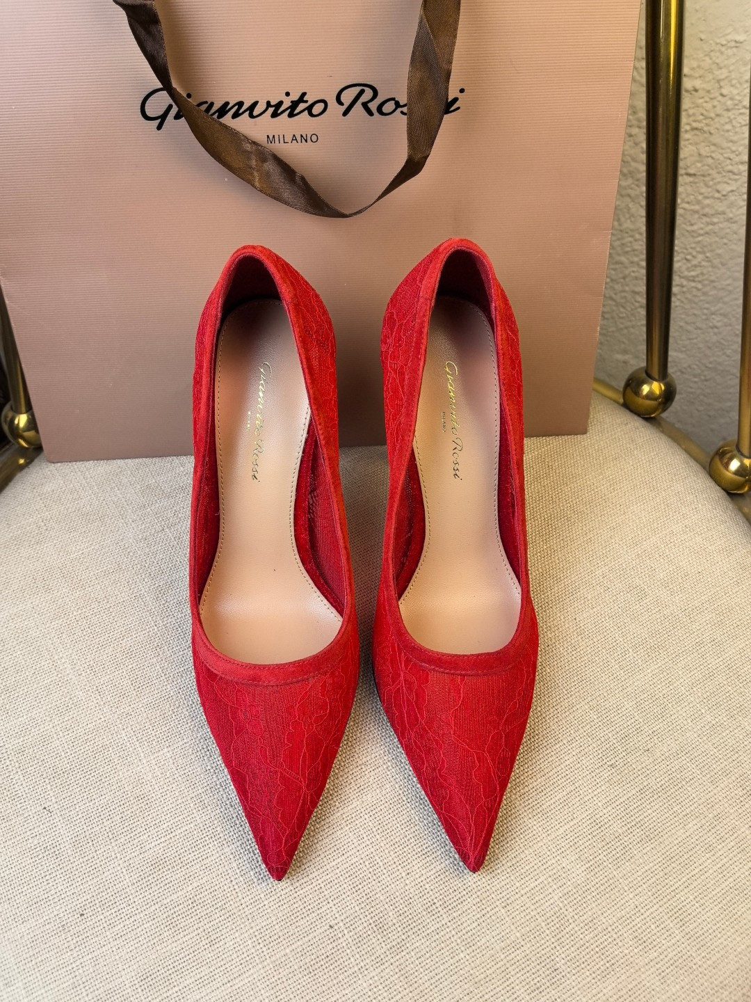 NO:234160,Top version Gianvito Rossi Eiko Stiletto, easy to move. This lace high heel sandals adheres to its traditional Italian craftsmanship, focuses on exquisite details, and creates elegant feminineness. Every pair of Gianvito Rossi's women's shoes will consider the proportion of women's curves first before designing. Secondly, on the basis of inheriting Sergio Rossi's elegance, it is also more young and fashionable, shaping the fashion charm with bright colors and exquisite lines. Go material, upper lace mesh, sheepskin, cashmere, inner footbed, imported high-quality grained sheepskin, heel height 10.5 sole, Italian cowhide outsole, size 35-41 (41 custom-made, non-refundable) Color 5 colors are available!  Packaging full set of original packaging, high heels, cowhide, sheepskin19860909顶级版本   吉安维托·罗西 Gianvito Rossi Eiko Stiletto,轻松移动.这款 蕾丝高跟凉拖 秉承了其传统意大利工艺,专注精巧细节,打造优雅女人味,每一双吉安维托·罗西 (Gianvito Rossi) 的女鞋在设计之前都会将女性曲线比例考虑在先.其次在继承了塞乔·罗西 (Sergio Rossi) 优雅的基础上,也更加年轻时髦,以鲜艳的颜色和讲究的线条设计塑造时尚魅力 Go 材质 鞋面蕾丝网 羊皮 羊绒 内里垫脚 进口优质粒面羊皮 跟高10.5  鞋底意大利牛皮大底 码数35-41（41 定制不退换） 颜色5色系发售！ 包装全套原版包装,高跟鞋,high heels,cowhide,sheepskin,Women's Shoes