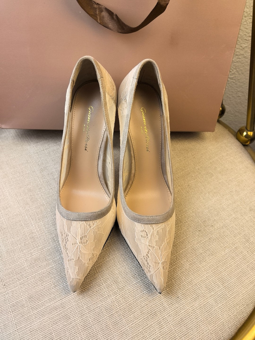 NO:234157,Top version Gianvito Rossi Eiko Stiletto, easy to move. This lace high heel sandals adheres to its traditional Italian craftsmanship, focuses on exquisite details, and creates elegant feminineness. Every pair of Gianvito Rossi's women's shoes will consider the proportion of women's curves first before designing. Secondly, on the basis of inheriting Sergio Rossi's elegance, it is also more young and fashionable, shaping the fashion charm with bright colors and exquisite lines. Go material, upper lace mesh, sheepskin, cashmere, inner footbed, imported high-quality grained sheepskin, heel height 10.5 sole, Italian cowhide outsole, size 35-41 (41 custom-made, non-refundable) Color 5 colors are available!  Packaging full set of original packaging, high heels, cowhide, sheepskin19860909顶级版本   吉安维托·罗西 Gianvito Rossi Eiko Stiletto,轻松移动.这款 蕾丝高跟凉拖 秉承了其传统意大利工艺,专注精巧细节,打造优雅女人味,每一双吉安维托·罗西 (Gianvito Rossi) 的女鞋在设计之前都会将女性曲线比例考虑在先.其次在继承了塞乔·罗西 (Sergio Rossi) 优雅的基础上,也更加年轻时髦,以鲜艳的颜色和讲究的线条设计塑造时尚魅力 Go 材质 鞋面蕾丝网 羊皮 羊绒 内里垫脚 进口优质粒面羊皮 跟高10.5  鞋底意大利牛皮大底 码数35-41（41 定制不退换） 颜色5色系发售！ 包装全套原版包装,高跟鞋,high heels,cowhide,sheepskin,Women's Shoes