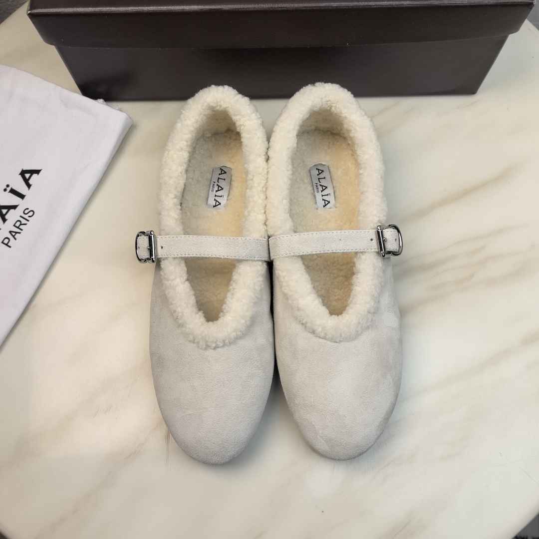 NO:630763,Ordinary box original box Alaia ALAIA Alaia retro wool ballet shoes!  Full of girly style, both modern and retro!  Very simple and elegant, whether it is a skirt, dress or jeans, it can be the finishing touch!  French high-end first-line haute couture brand!  AzzedineAlaia, the last craftsman in the fashion industry, is only loyal to the king of tailoring that shows off the curves of the female body!  The brand Alaia, founded in 1979, has always been selling fashionable and stylish women's shoes!  It enjoys a high reputation in the Paris fashion industry and around the world. Victoria Beckham, Michelle, Obama, Ladygaga, and Madonna are all admirers and number one fans of ALAA!  Artificially hand-drilled, very eye-catching!  Upper: Cashmere, cowhide, patent leather, lining, foot pads, sheep's curly wool, sole, original molded rubber outsole, Size 35-43 (42 43 customized, non-returnable, 42 43 ordered separately, add 20, not required for order and set size), fur shoes, alaia, skirts, jeans, cowhide19860909普通盒 原版盒 Alaia ALAIA阿莱亚复古羊卷毛芭蕾舞鞋！满满的少女风、既摩登又复古的味道！非常的简约大气 不管是半身裙、连衣裙还是牛仔裤、它都能成为点睛之笔！法国高端一线高定品牌！AzzedineAlaia时尚界最后的手艺人,只忠于展现女性身体曲线的裁剪之王！始创于1979年的品牌Alaia,一直主售时装感十足的型格女鞋！巴黎时装界以及全世界都享有盛誉,维多利亚贝克汉姆,米歇尔、奥巴马、Ladygaga、麦当娜、都是ALAA的崇拜者和头号粉丝！人工手工上钻,亮眼十足！ 鞋面:羊绒 牛皮 漆皮 内里、垫脚羊卷毛 鞋底原版开模橡胶大底 Size35-43（ 42 43定做不退换 单独订42 43 加20 订单和套码不加）,毛毛鞋,alaia,skirts,jeans,cowhide,Women's Shoes