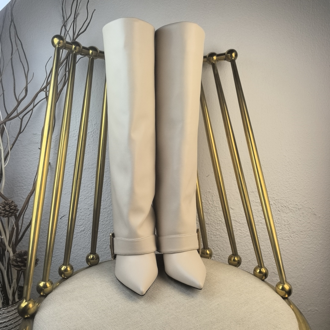 NO:630761,Blamain Balmain's exclusive debut Balmain 2025 autumn and winter new style Balmain is a very comprehensive noble fashion lifestyle brand. The same style is sold by major fashion bloggers and celebrities in Hong Kong, the United States, and other countries. It is simply beautiful. Fall in love with elegance and playful sense of the future. Just take a look and want to own it immediately. But a pair of exquisite high heels is indeed possible. This series is specially designed for extraordinary and indifferent ladies to create a unique overall effect.  Balmain designs products that inspire women to move forward and highlight their charm... Size 35-42 (41 42 customized) Upper cowhide, lining cowhide, tiptoe cowhide, high heels., boots, balmain, balmain, boots, high heels, cowhide19860909Blamain  巴尔曼  独家首发 巴尔曼 2025 秋冬季新款 Balmain是一个非常全面之尊贵时尚生活品牌 香港,美国,等大时尚博主及明星的同款 简直是美上天了 爱上优雅、爱上俏皮的未来感 光看一眼便想马上拥有 但一双精致的高跟鞋确是可以, 该系列专为超凡绝伦 无所谓的女士而设计 从而打造出别致的整体效果 Balmain设计出激发女性一往无前的产品彰显魅力…   码数35-42（41 42定做） 鞋面牛皮 内里牛皮 踮脚牛皮 跟高.,靴子,balmain,balmain,boots,high heels,cowhide,Women's Shoes